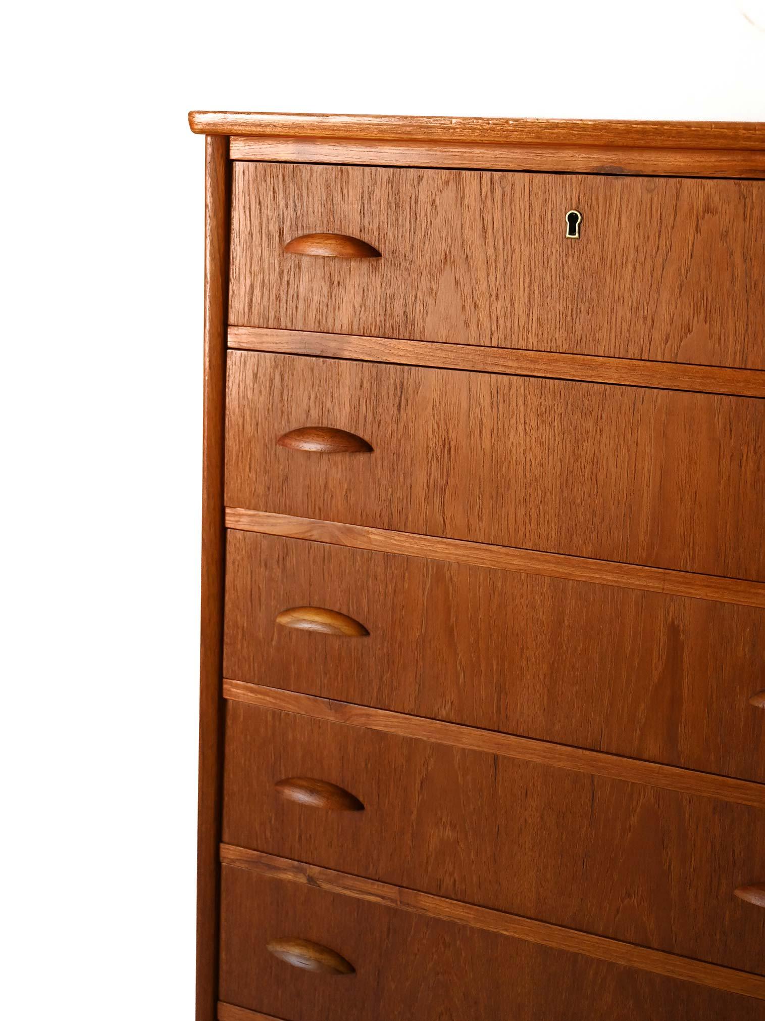 Sestina scandinava in teak con maniglie sagomate In condizioni buone in vendita a Brescia, IT