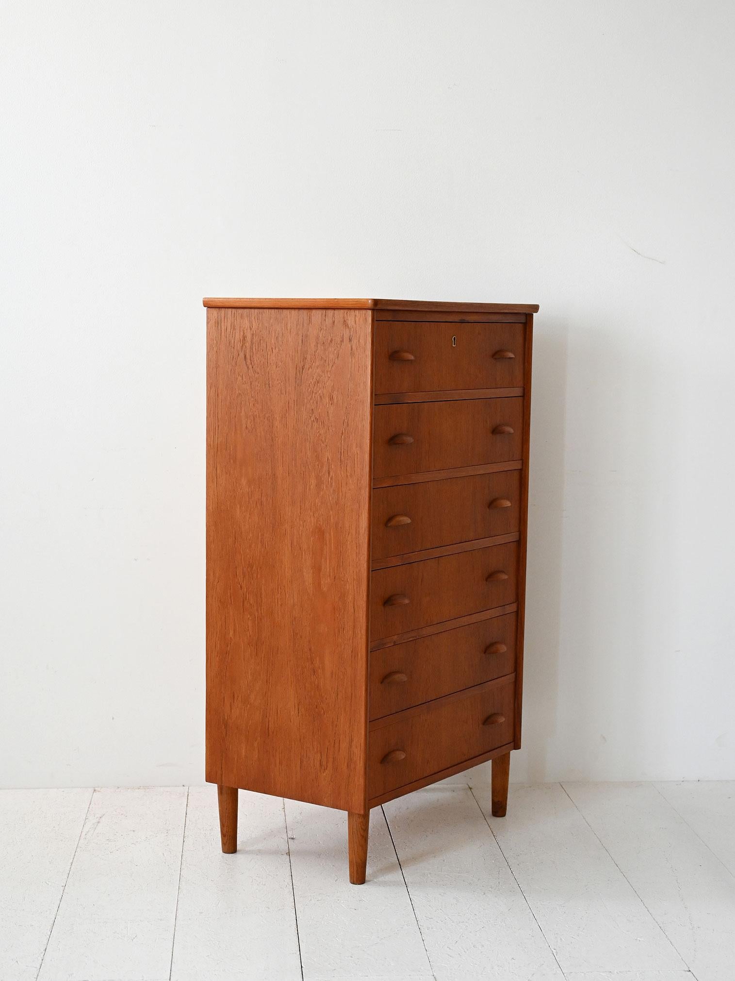 Scandinavo moderno Sestina scandinava in teak con maniglie sagomate in vendita