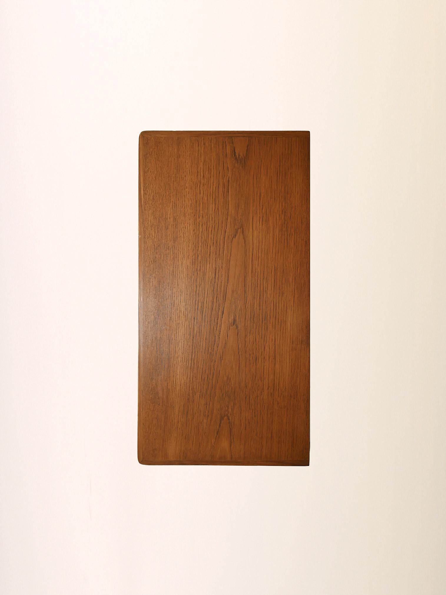 Teak Sestina scandinava in teak con maniglie sagomate in vendita