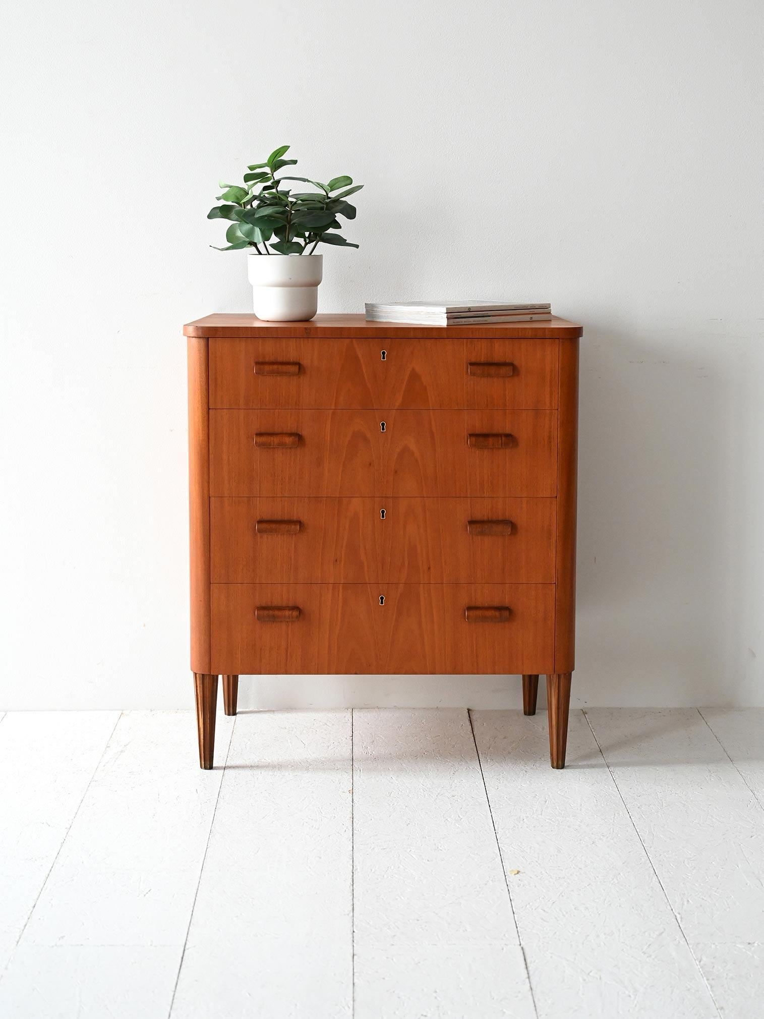 Cassettiera vintage a quattro cassetti in teak, design scandinavo originale della manifattura Möbelbolaget Tranås.

Cassettiera svedese vintage degli anni 60 prodotta da Möbelbolaget Tranås, modello 