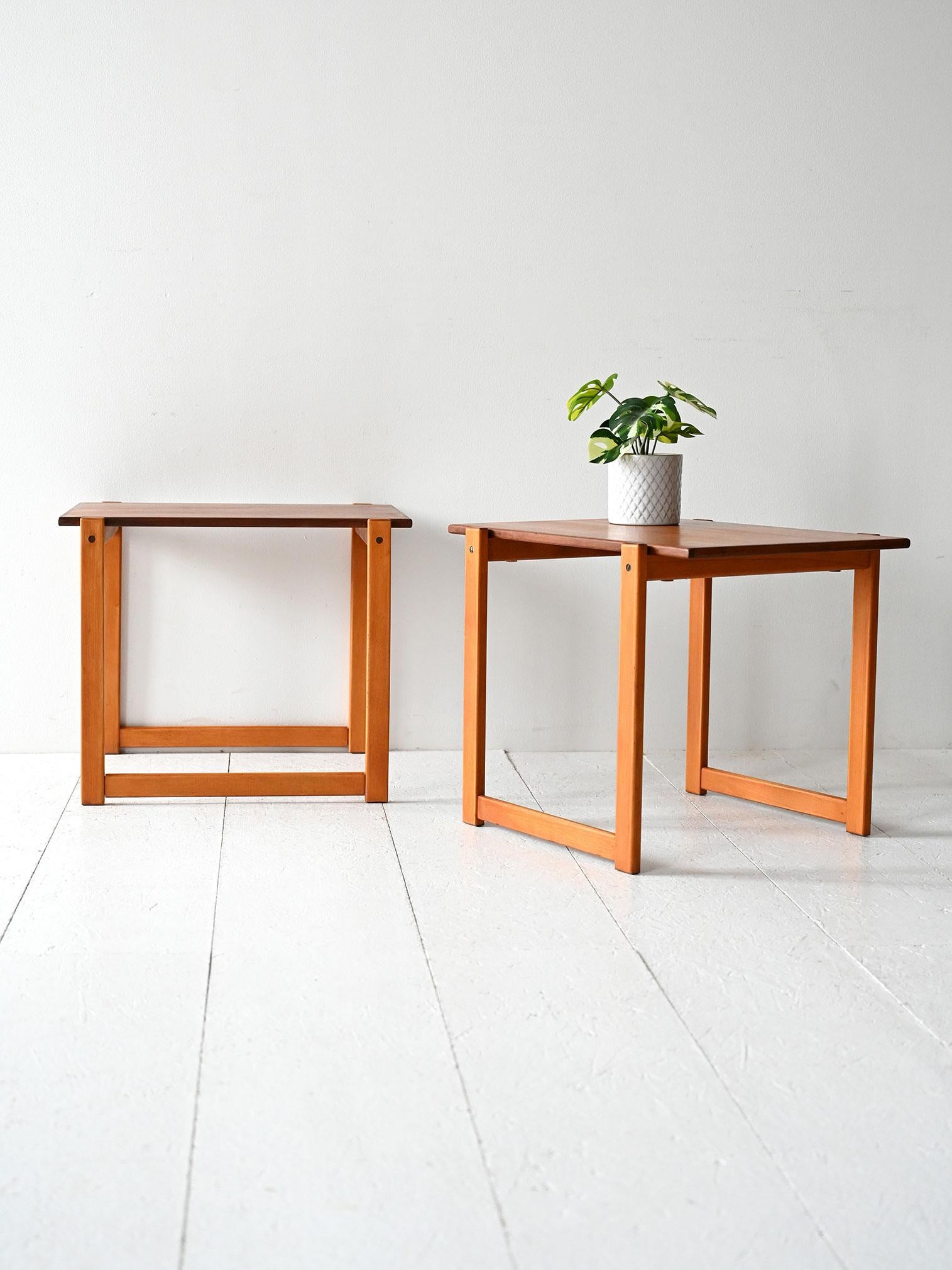 Tavolini ad incastro con struttura geometrica in faggio e piano in teak.

Coppia di tavolini scandinavi vintage con struttura ad incastro, realizzati in faggio e teak. Il design è minimale e funzionale, con forme geometriche nette e struttura