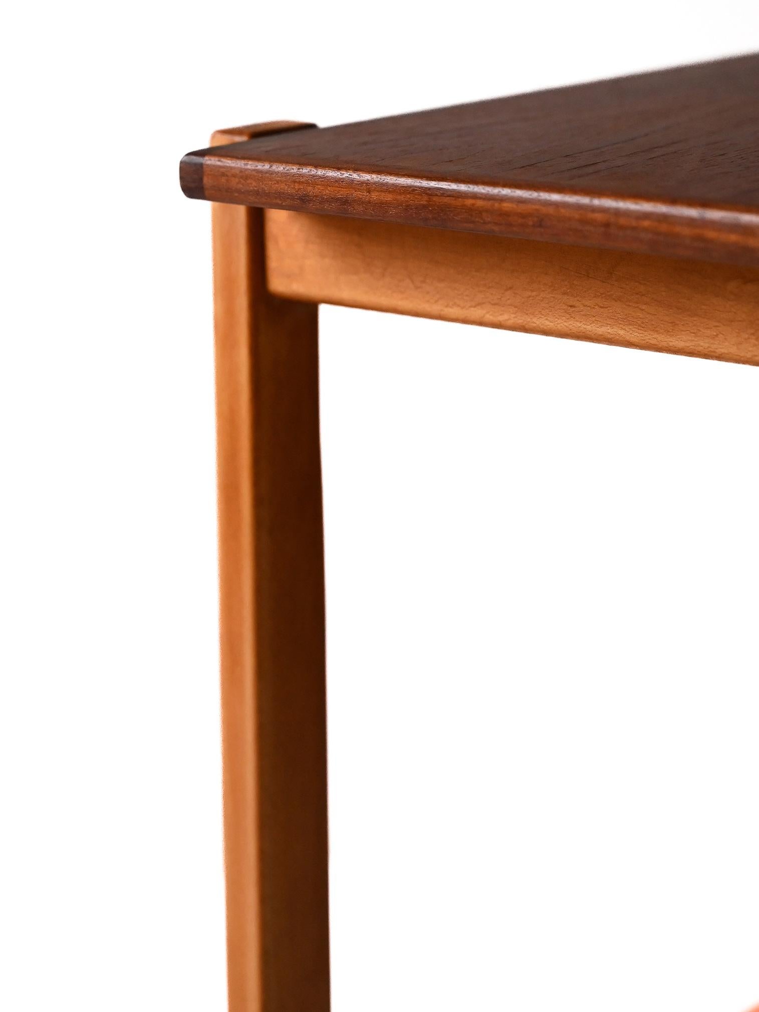 Mid-20th Century Coppia tavolini scandinavi vintage in teak e faggio in vendita