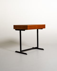 Schreibtisch aus Teakholz mit schwarzem Metallgestell, europäische Herstellung, 1960er Jahre