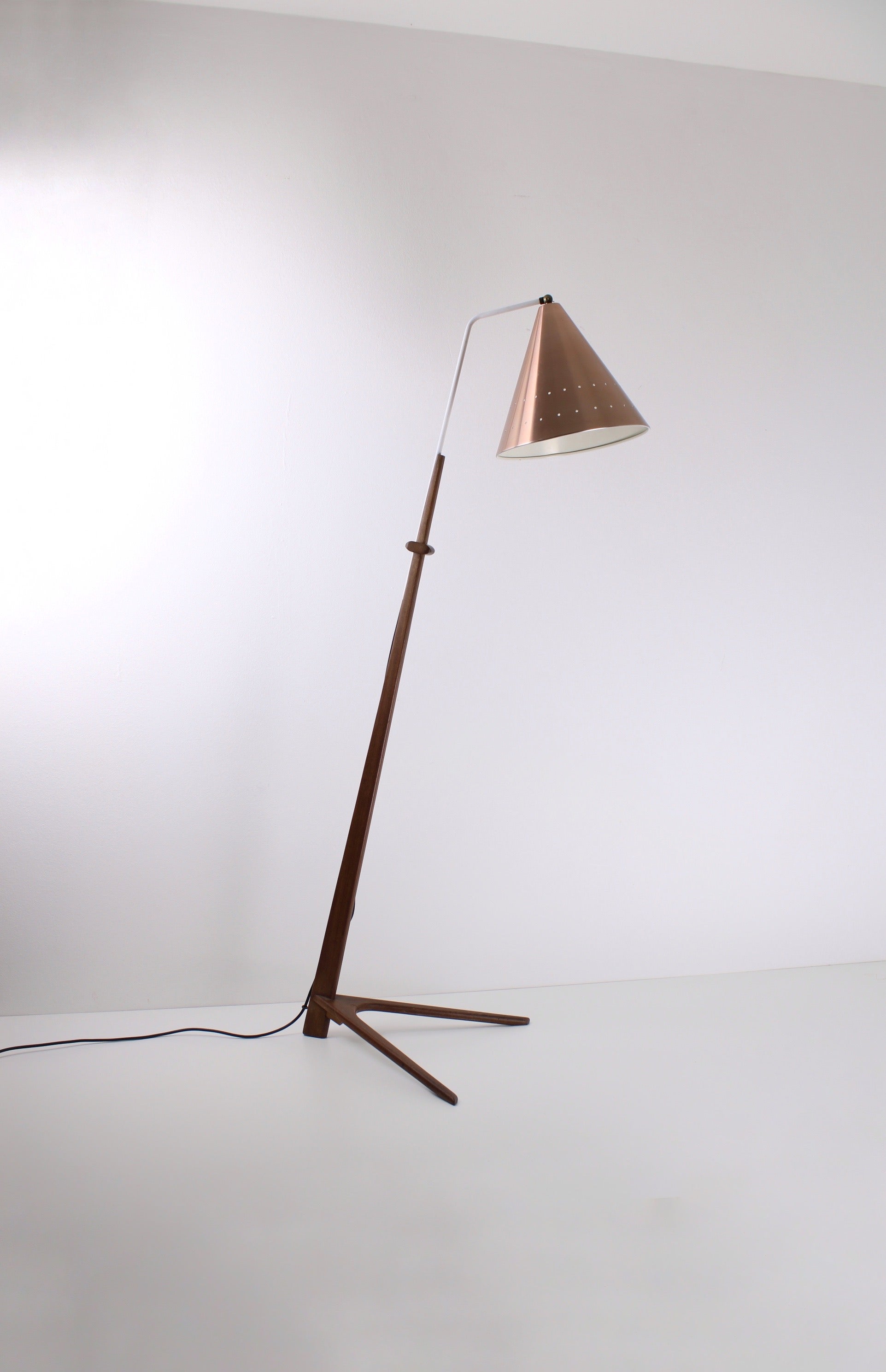 Very rare floor lamp called the Boomerang, named after the shape of the base. Created by a presumably English designer, Nigel Walters, in circa 1958. Manufactured by Hagoort Lampen in the Netherlands. This design is highly influenced by the