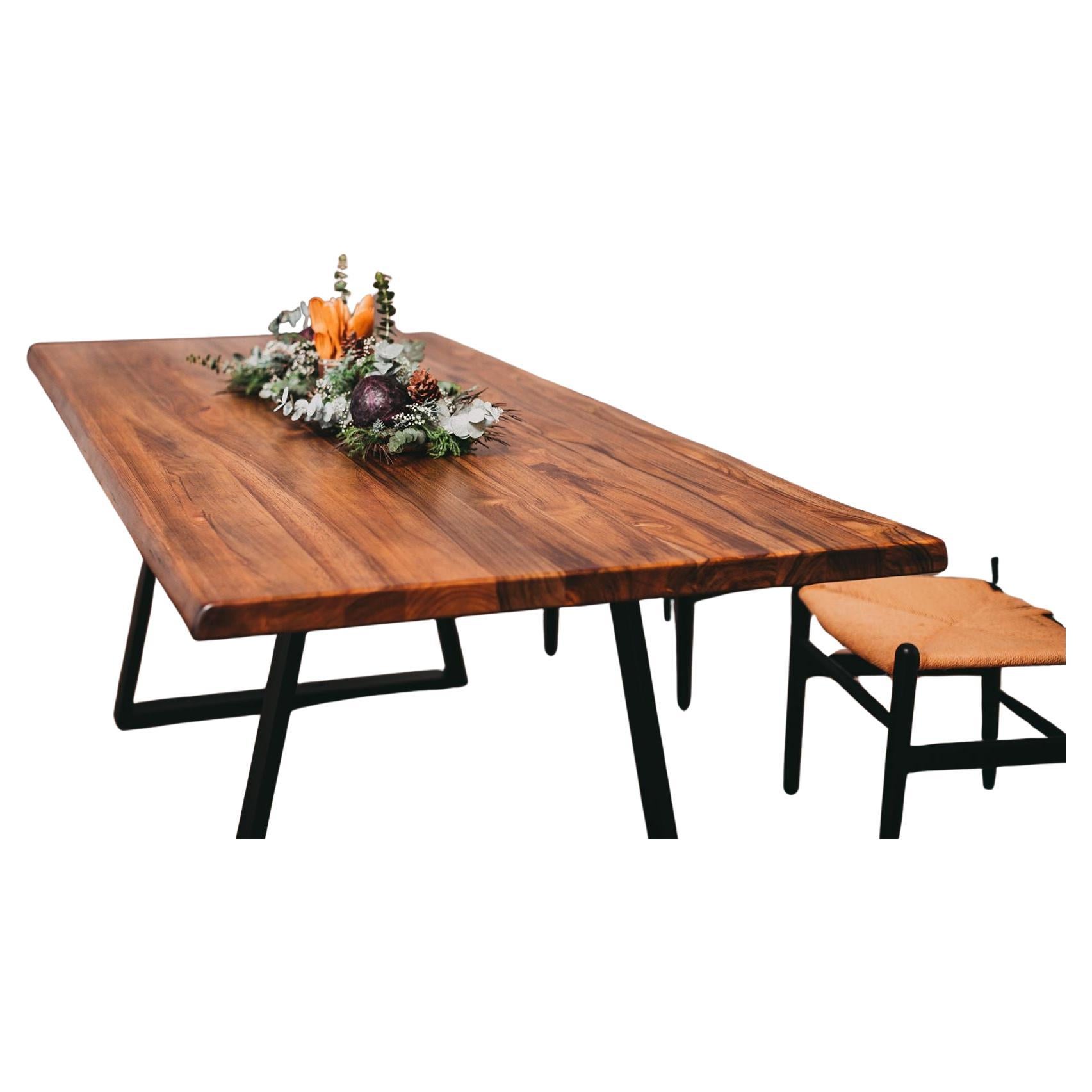 Il sera chez vous à temps pour les fêtes ! Cette magnifique table en teck massif 72x38 est teintée dans notre Automne avec une finition lisse. Les pieds sont en acier revêtu de poudre noire et présentent un design évasé.

Votre table aura des