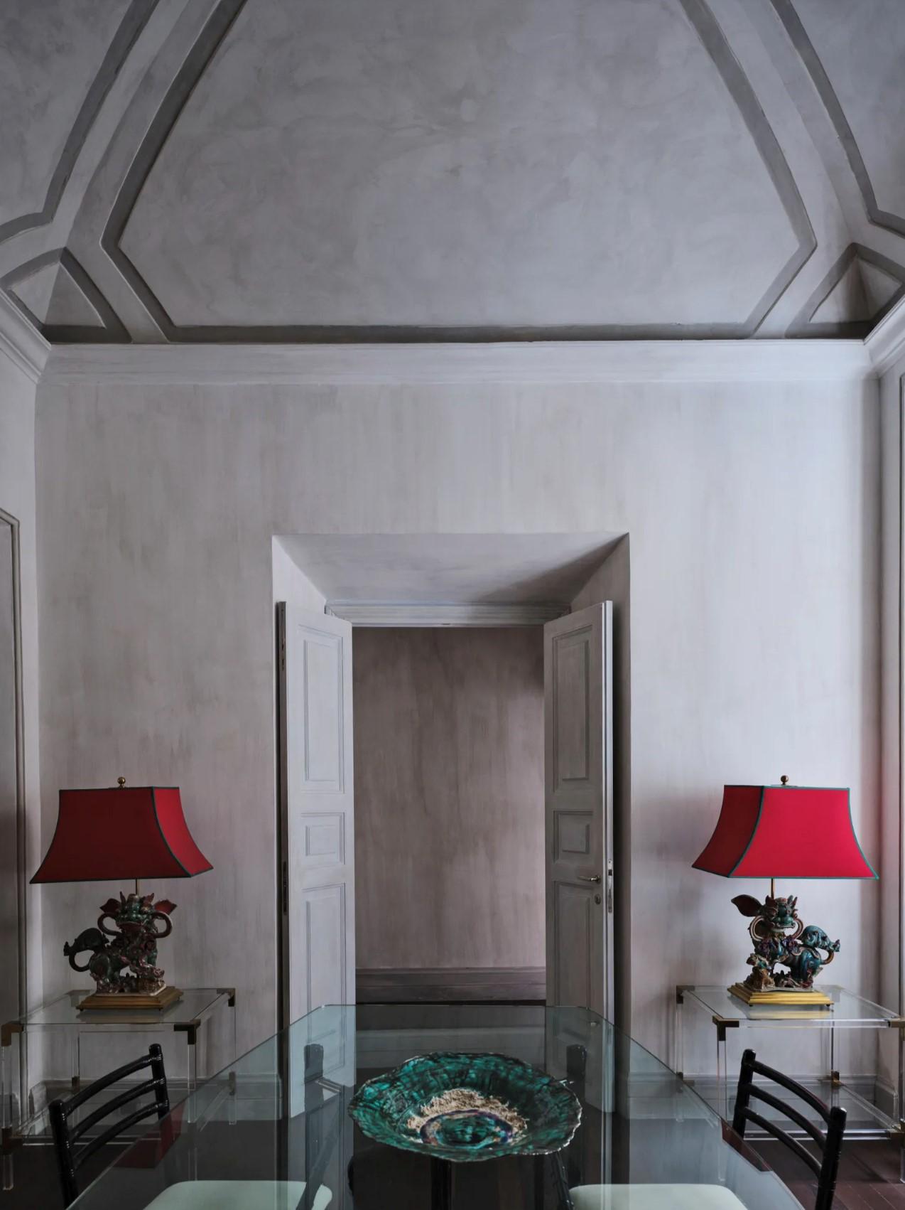 Pair of Lamps with Glazed Ceramic Pho Dogs on a brass base 

The lamps come from Villa Giuseppina, one of the most representative residences on Lake Como. Built in the third decade of the 20th century for the English Garwood family. In the 90s with