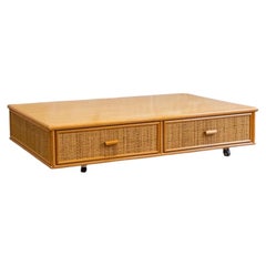 Table basse en bambou et jonc tressé – années 1970