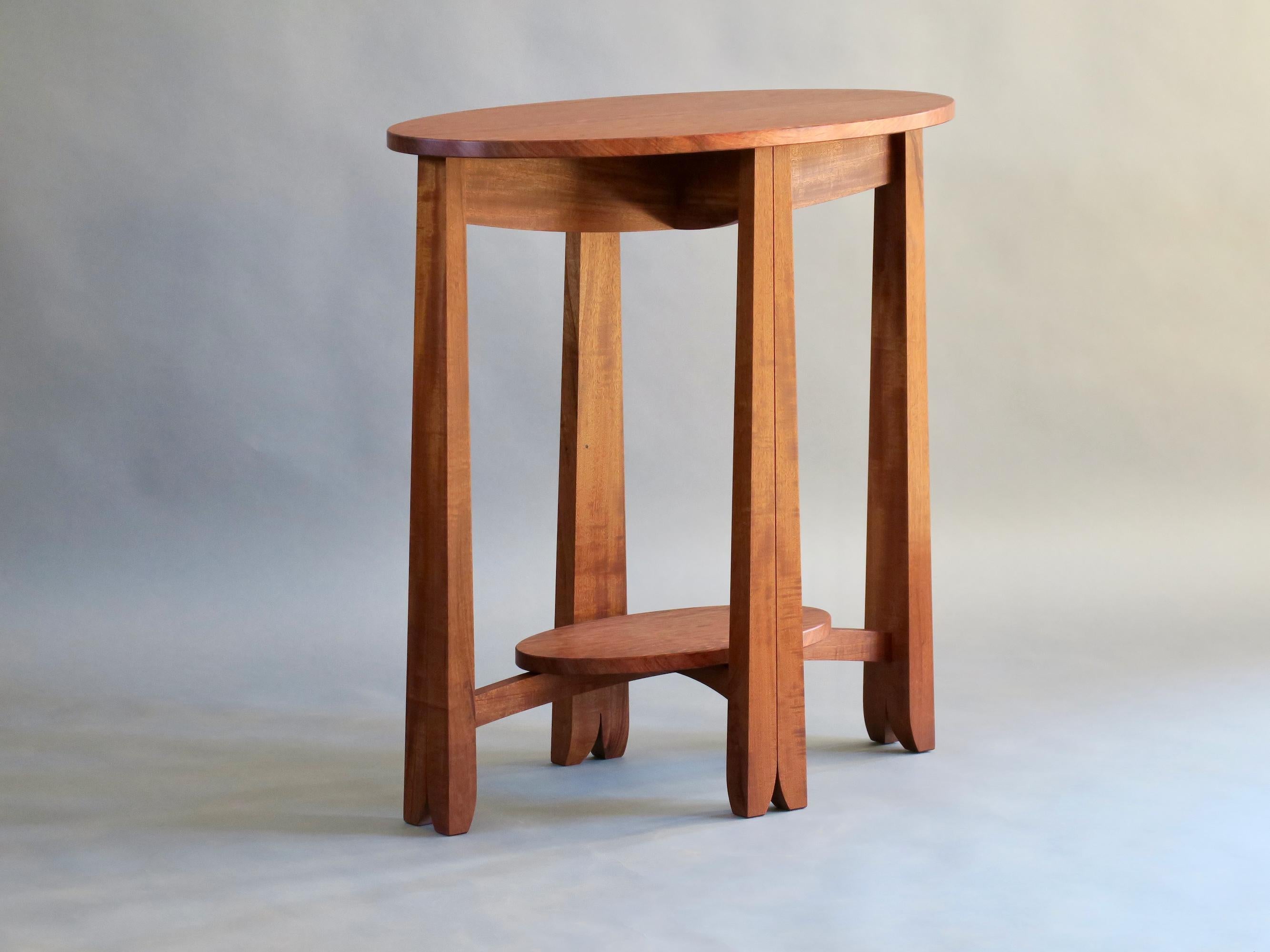 Il tavolino ovale Capistrano in noce annerito e piano in bubinga figurato a contrasto misura 28