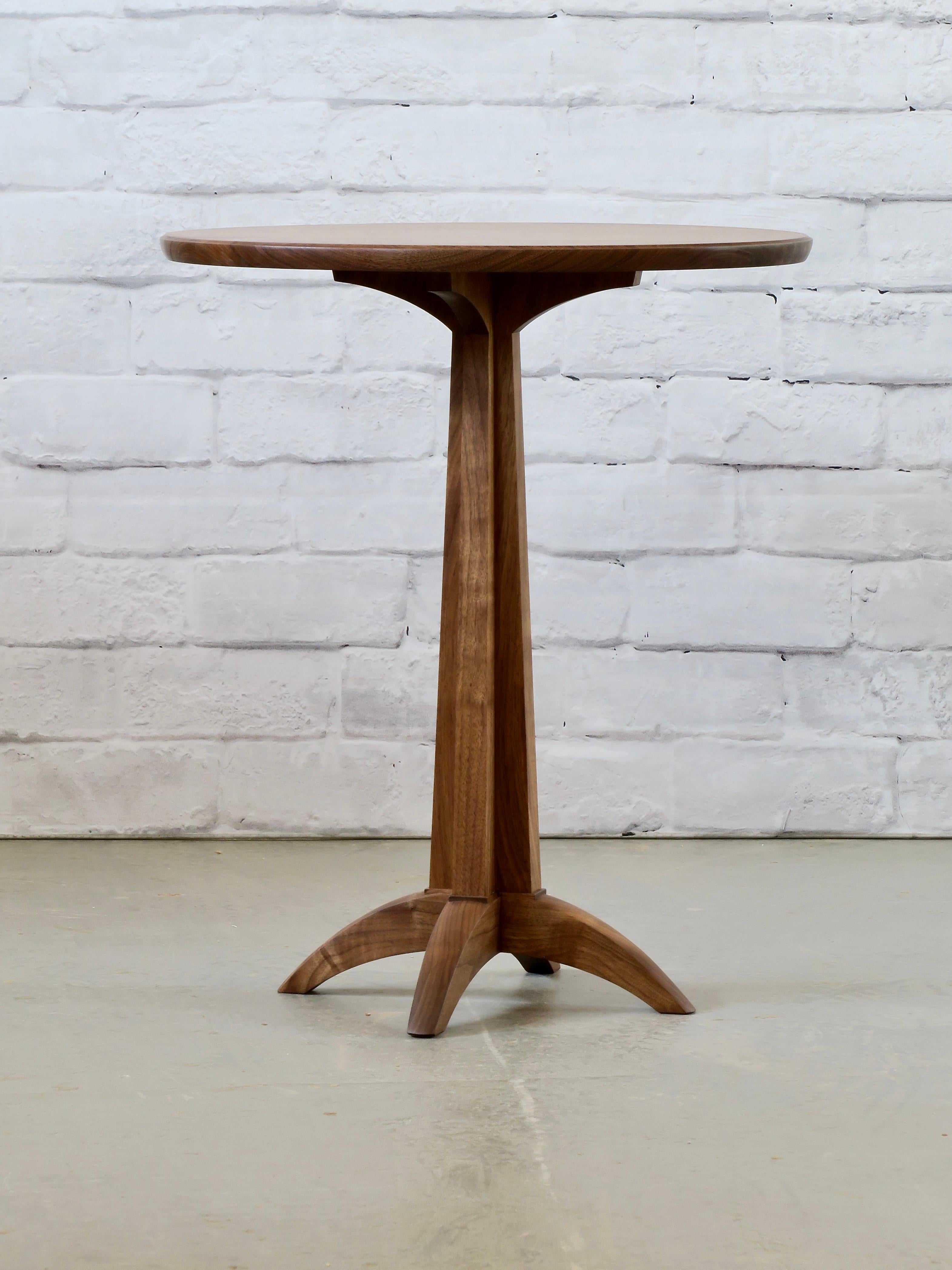 Der raffinierte Beistelltisch Acadia ist eine raffinierte Mischung aus klassischem Kerzenständerdesign und einzigartiger künstlerischer Inspiration. Inspiriert von den dynamischen Skulpturen Alexander Calders, zeigt dieser Tisch anmutig geformte