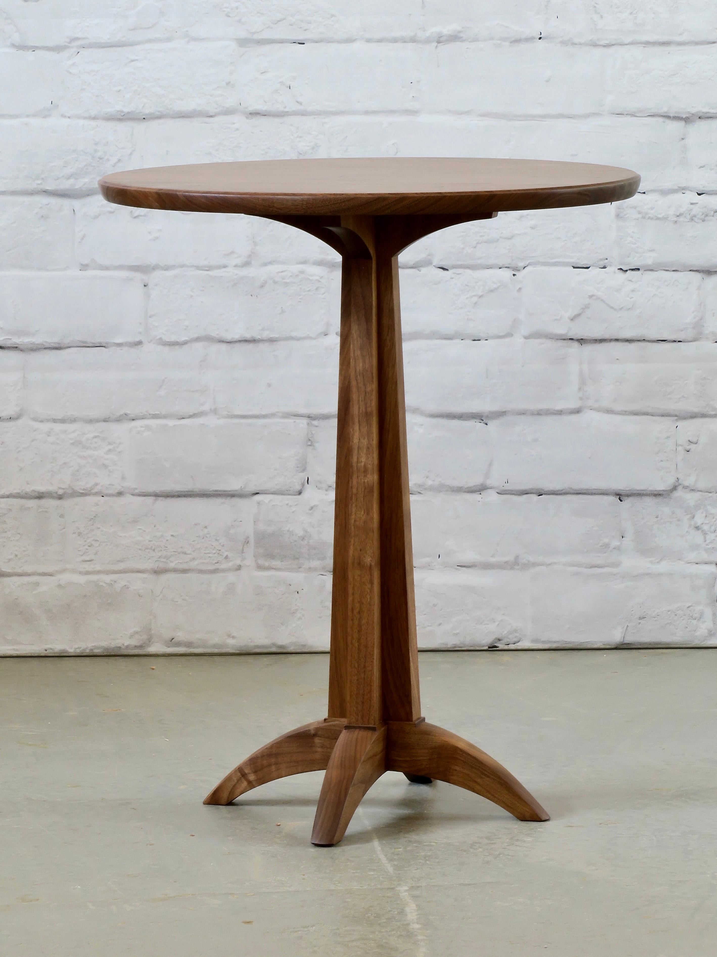 Runder beistelltisch aus nussbaumholz von Thomas Throop Black Creek Designs  Auf Bestellung gefertigt (Moderne) im Angebot
