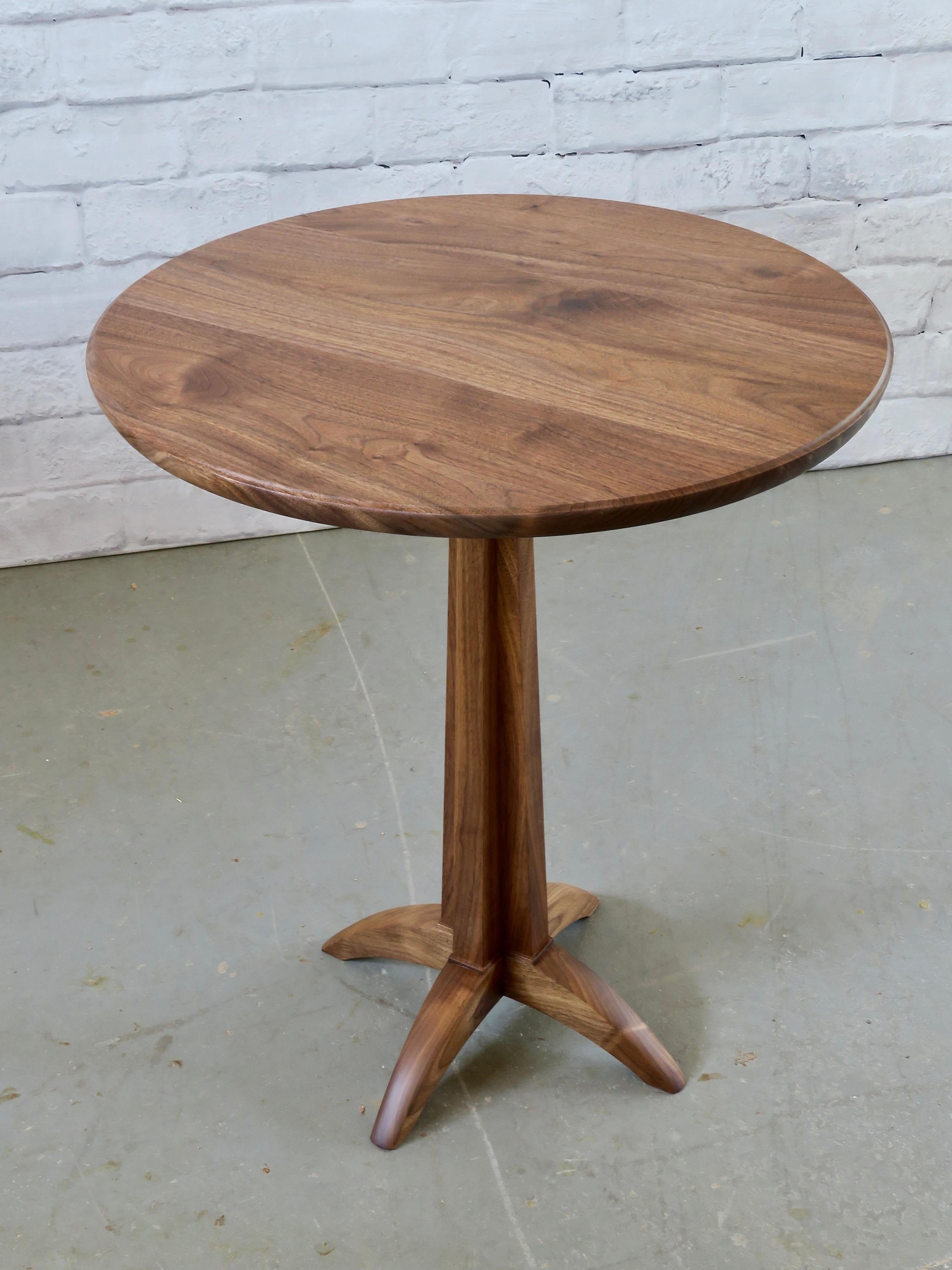 Runder beistelltisch aus nussbaumholz von Thomas Throop Black Creek Designs  Auf Bestellung gefertigt (Geschnitzt) im Angebot