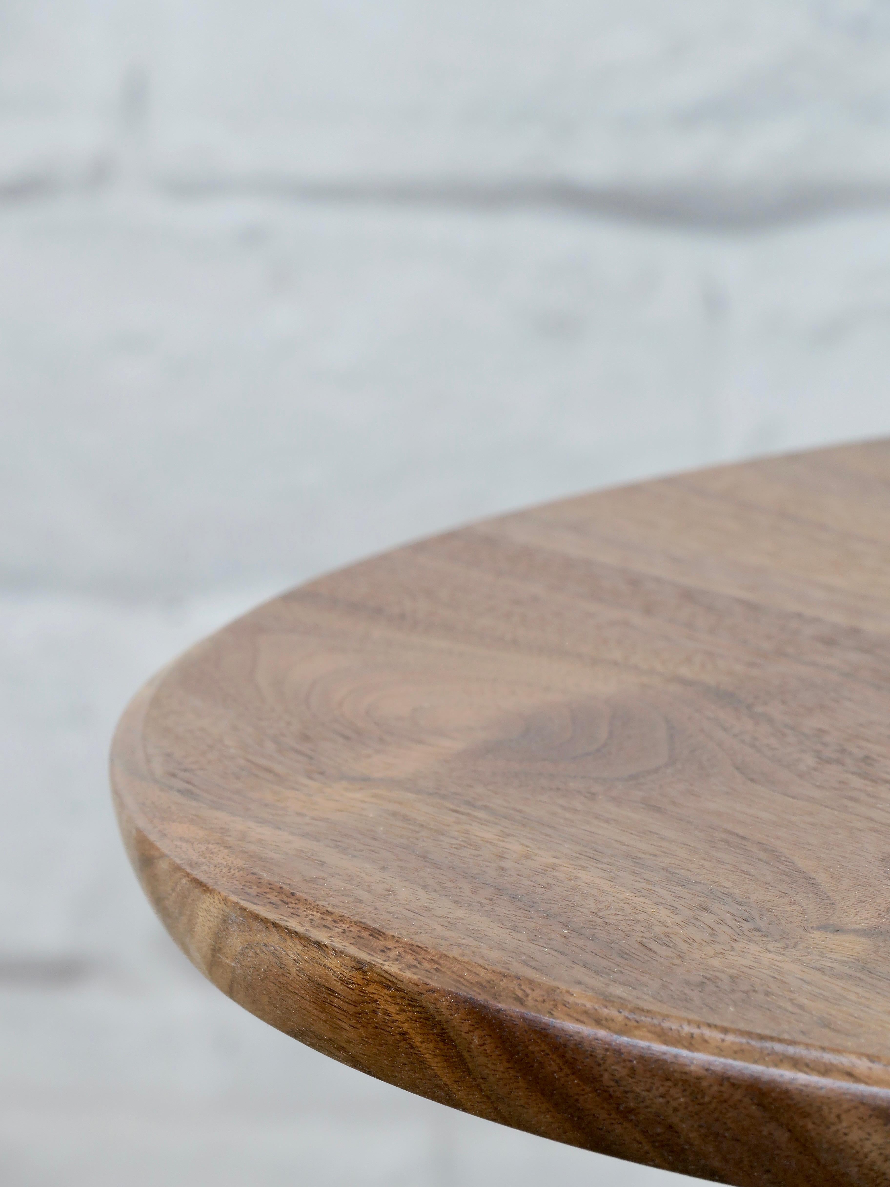 Runder beistelltisch aus nussbaumholz von Thomas Throop Black Creek Designs  Auf Bestellung gefertigt (21. Jahrhundert und zeitgenössisch) im Angebot