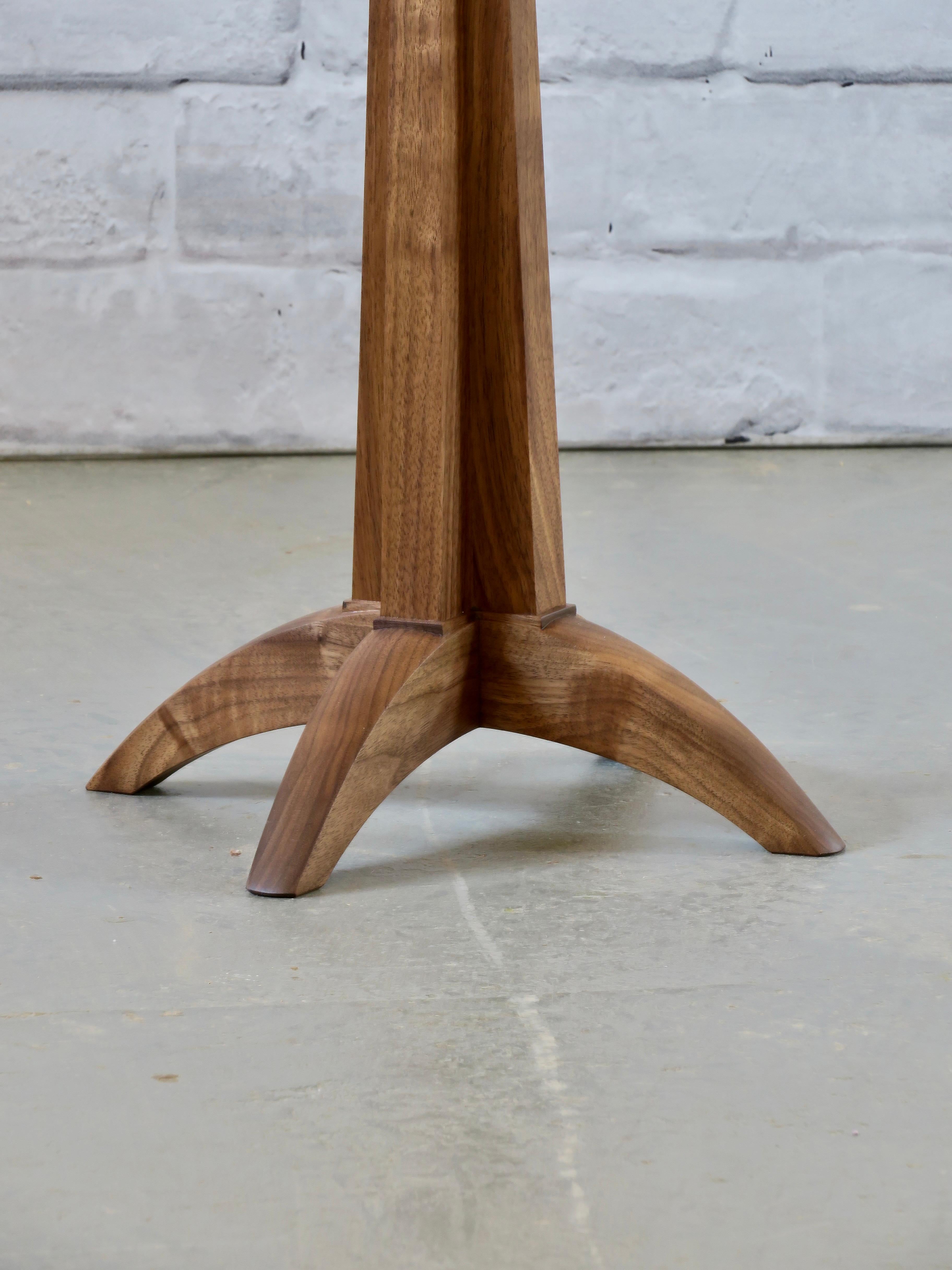 Runder beistelltisch aus nussbaumholz von Thomas Throop Black Creek Designs  Auf Bestellung gefertigt (amerikanisch) im Angebot