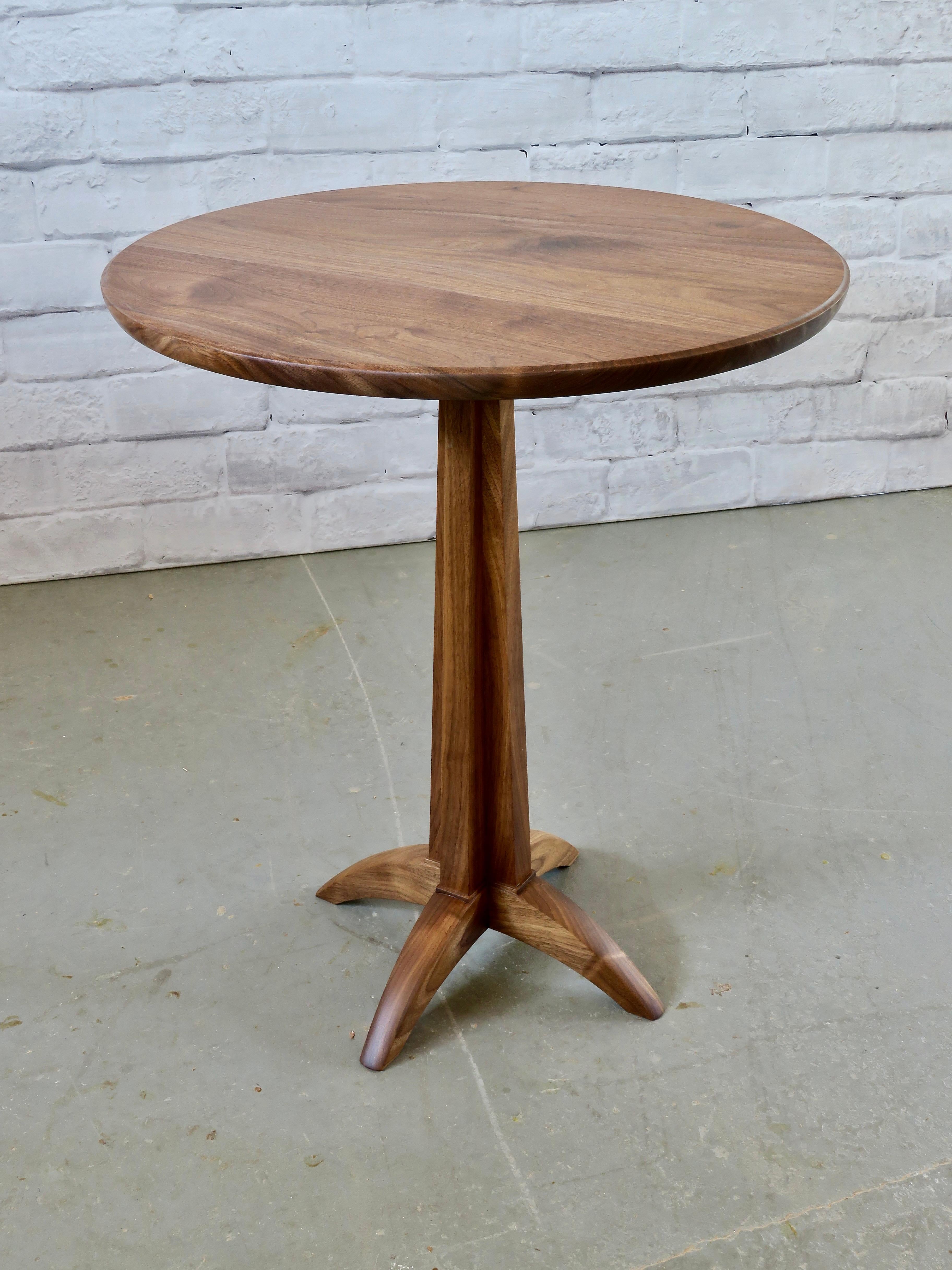 Runder beistelltisch aus nussbaumholz von Thomas Throop Black Creek Designs  Auf Bestellung gefertigt im Zustand „Neu“ im Angebot in New Canaan, CT