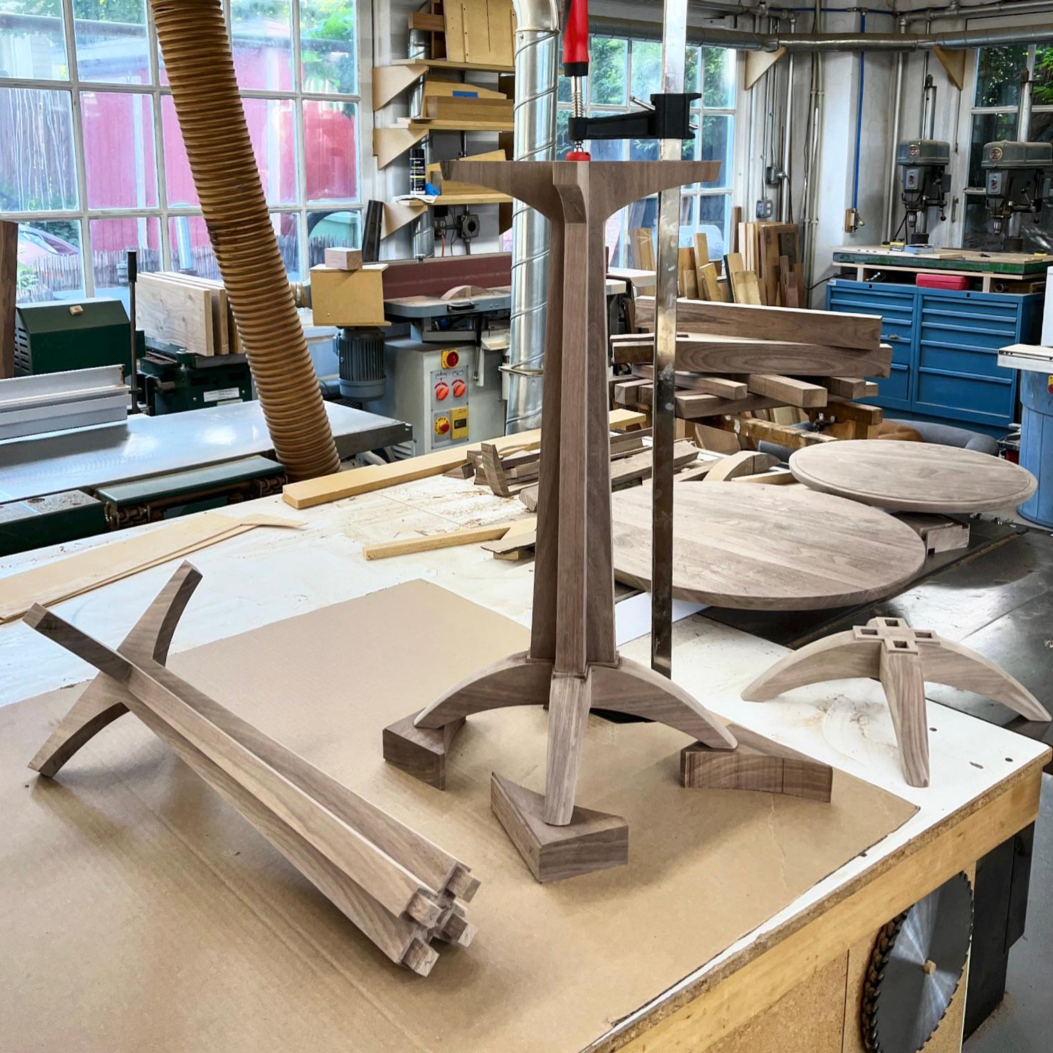 Runder beistelltisch aus nussbaumholz von Thomas Throop Black Creek Designs  Auf Bestellung gefertigt (Walnuss) im Angebot