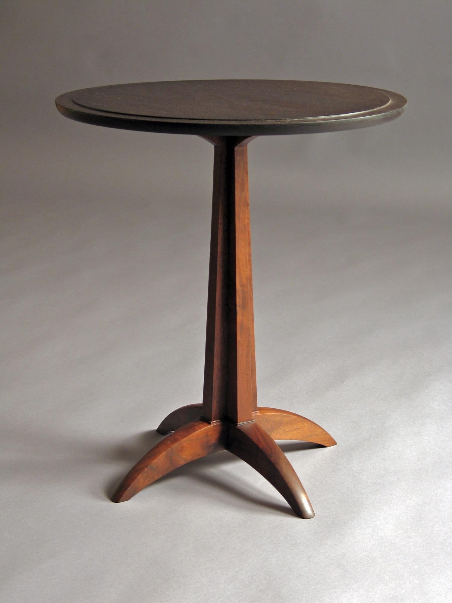 Runder beistelltisch aus nussbaumholz von Thomas Throop Black Creek Designs  Auf Bestellung gefertigt im Angebot 1