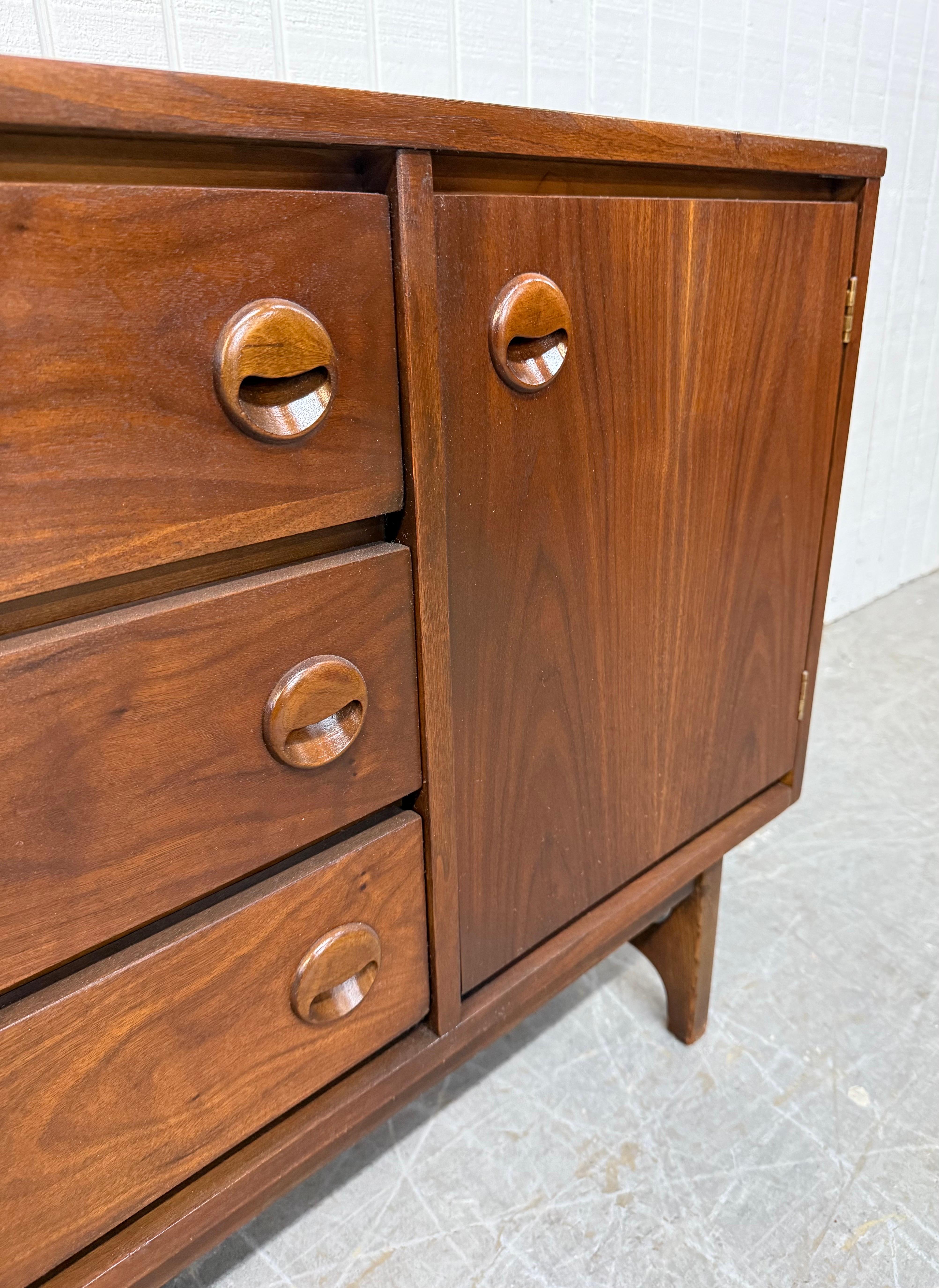 Mid-Century Modern Lane's Sideboard Rhythm Walnut & Cane en vente 10