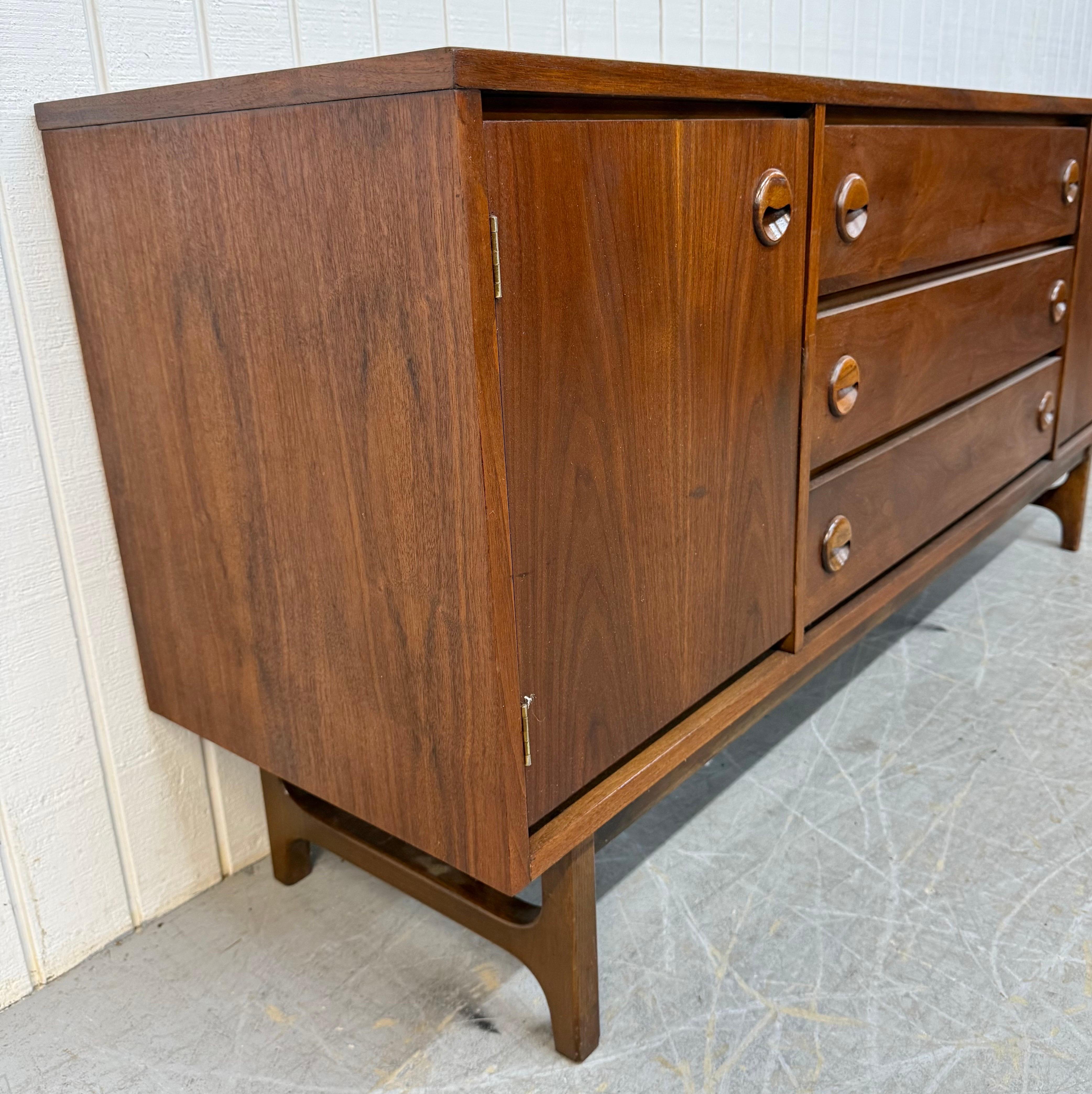 Mid-Century Modern Lane's Sideboard Rhythm Walnut & Cane en vente 13