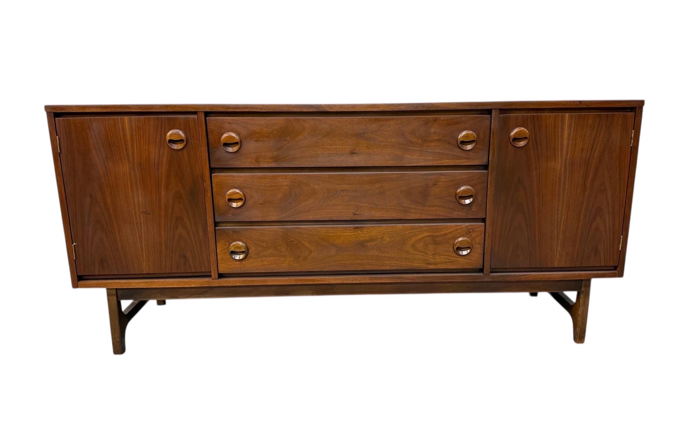 Mid-Century Modern Lane's Sideboard Rhythm Walnut & Cane en vente 17