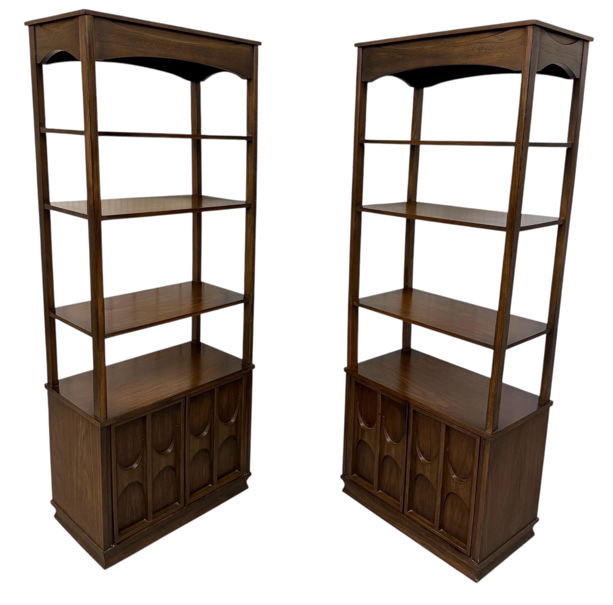 Mid-Century Modern Lane's Sideboard Rhythm Walnut & Cane en vente 20