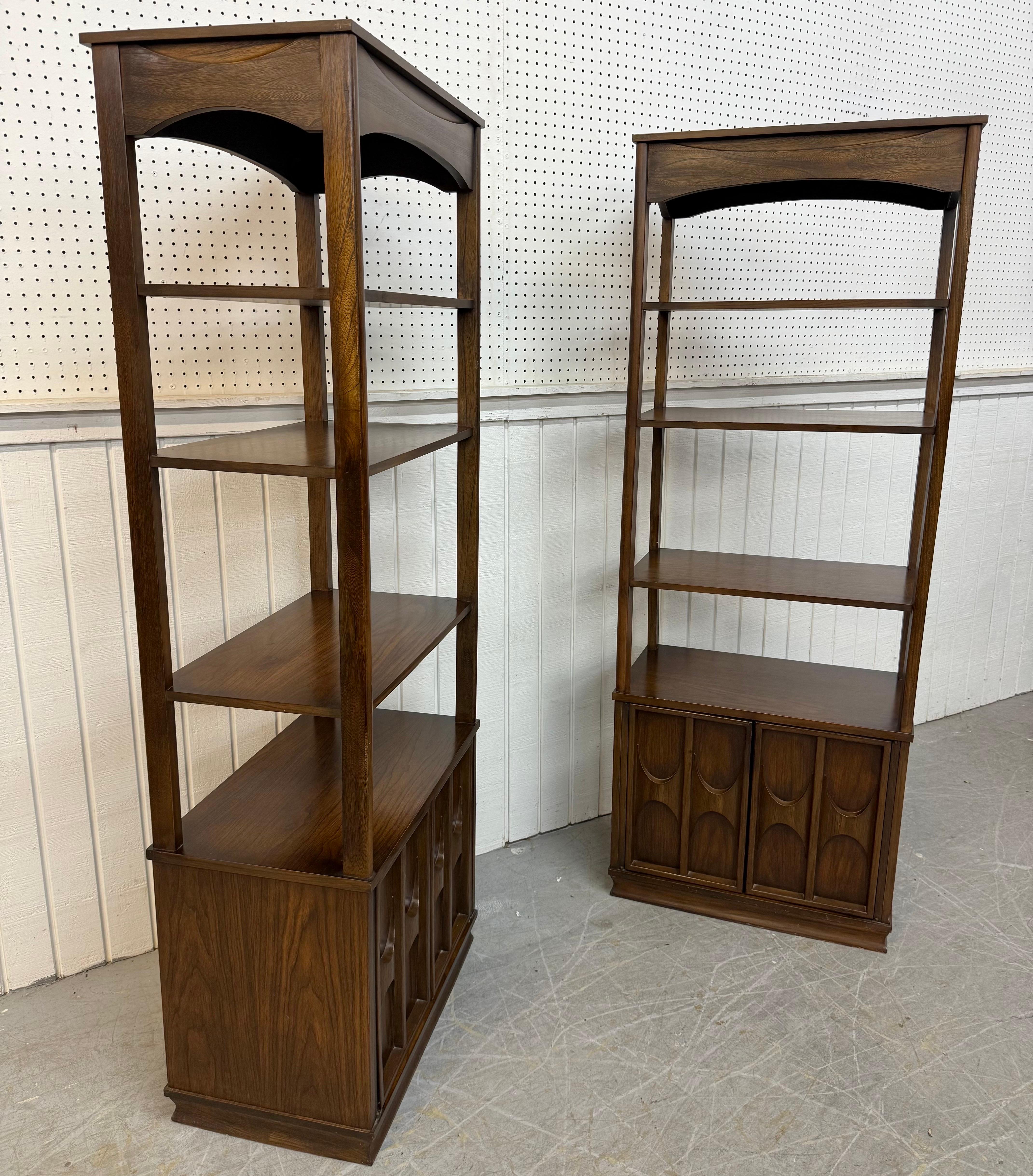Mid-Century Modern Lane's Sideboard Rhythm Walnut & Cane en vente 25
