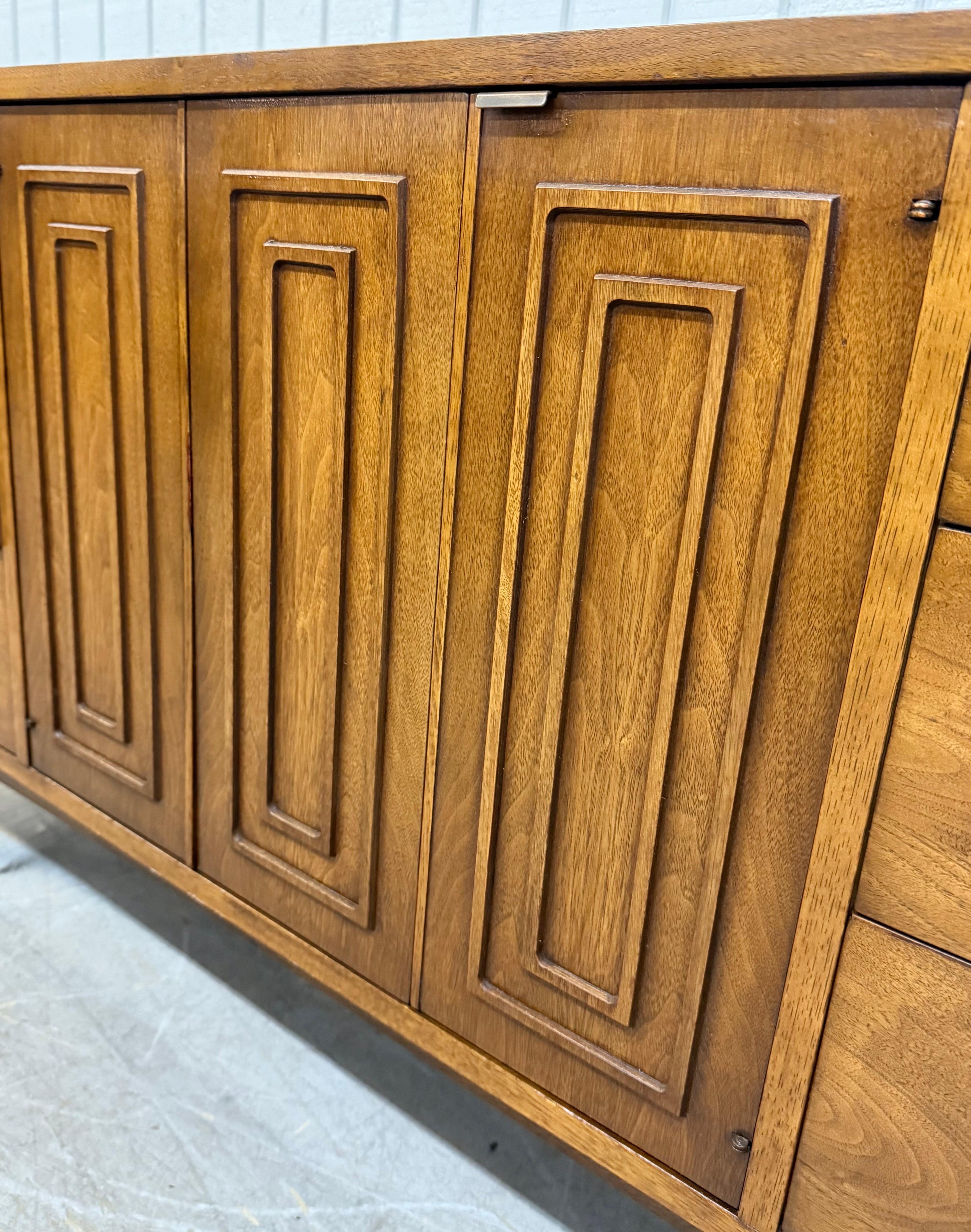Commode en noyer à 9 tiroirs de style moderne du milieu du siècle dernier en vente 5