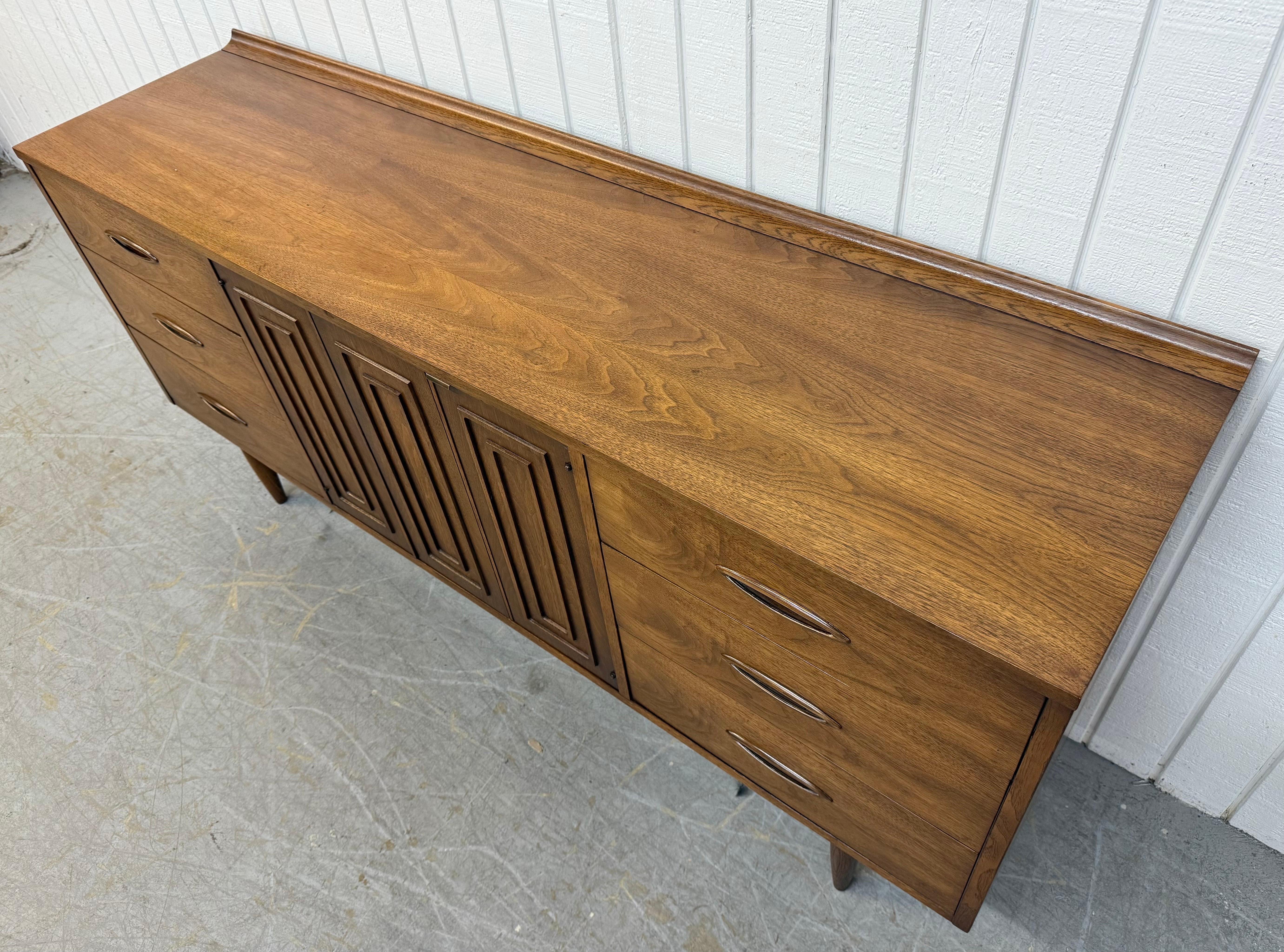 Commode en noyer à 9 tiroirs de style moderne du milieu du siècle dernier en vente 6