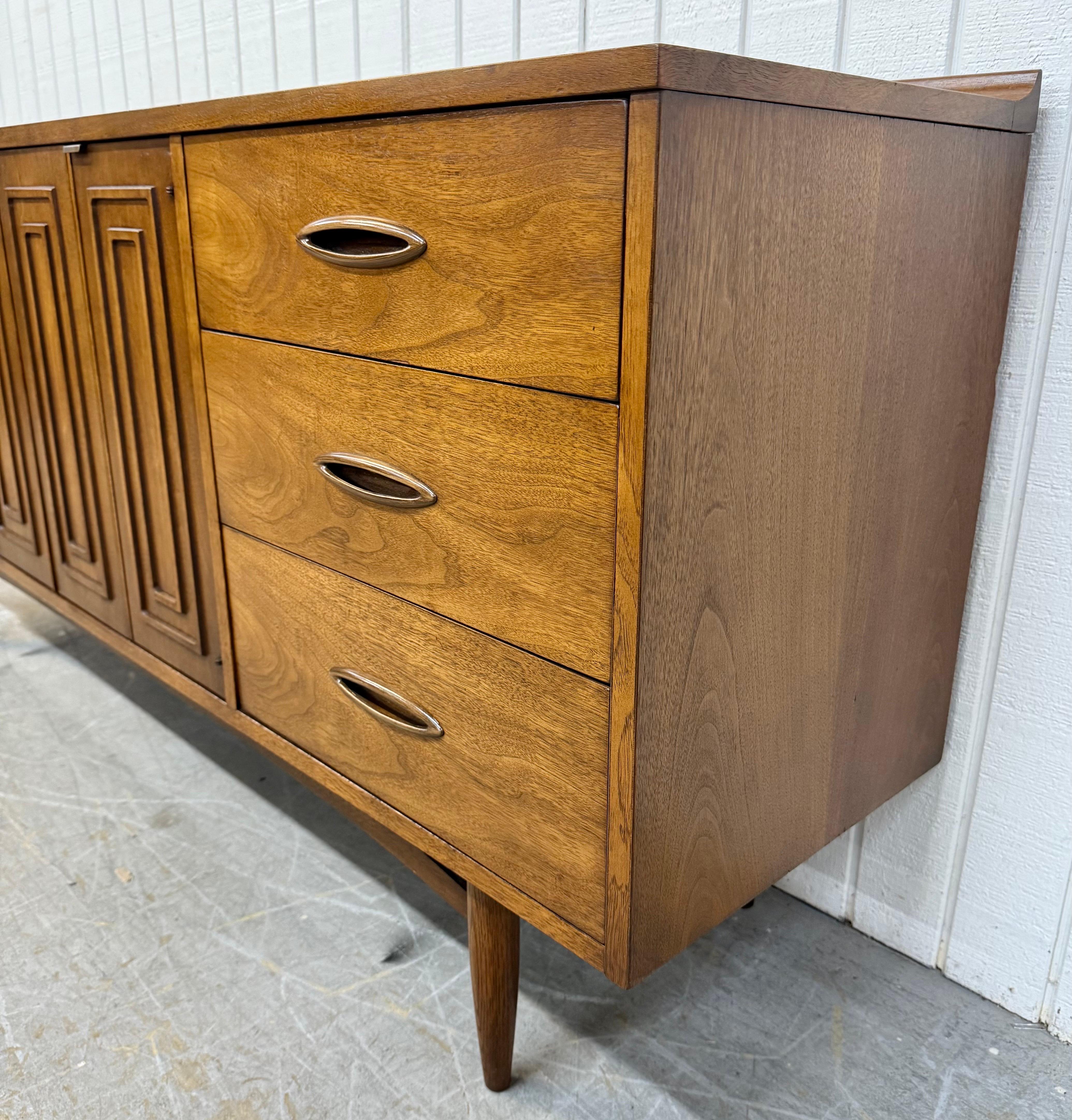 Commode en noyer à 9 tiroirs de style moderne du milieu du siècle dernier en vente 7