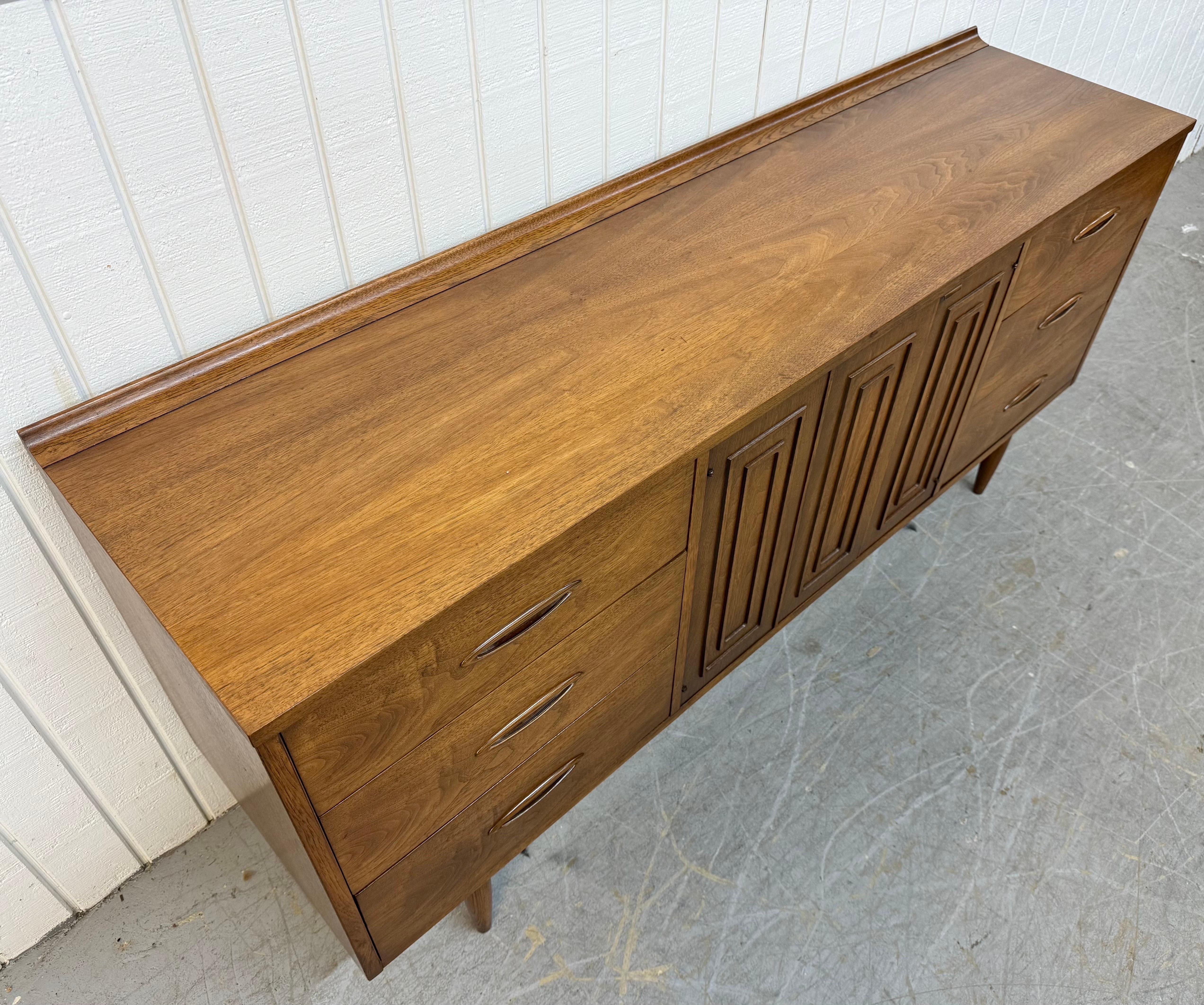 Commode en noyer à 9 tiroirs de style moderne du milieu du siècle dernier en vente 9