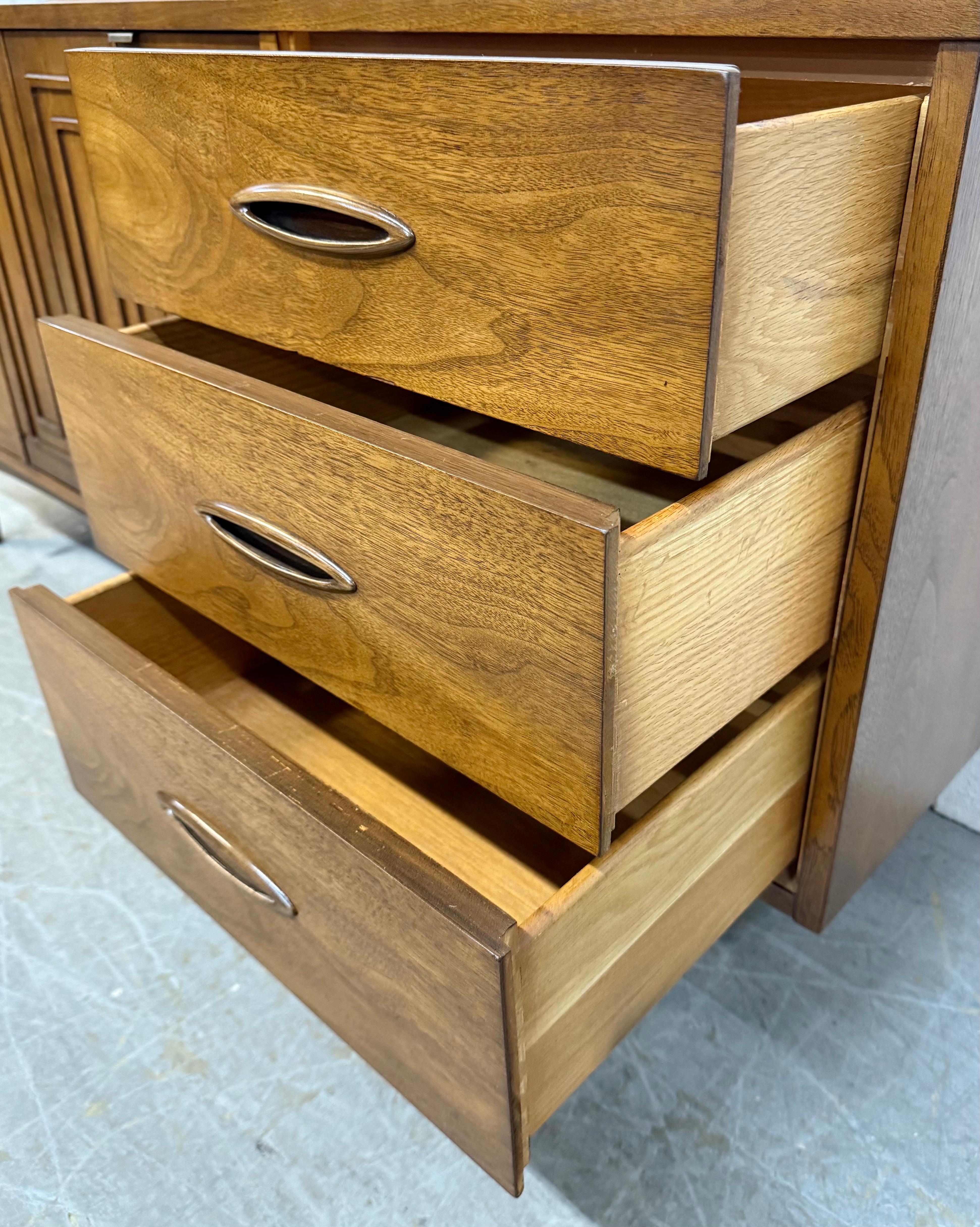 Commode en noyer à 9 tiroirs de style moderne du milieu du siècle dernier en vente 10