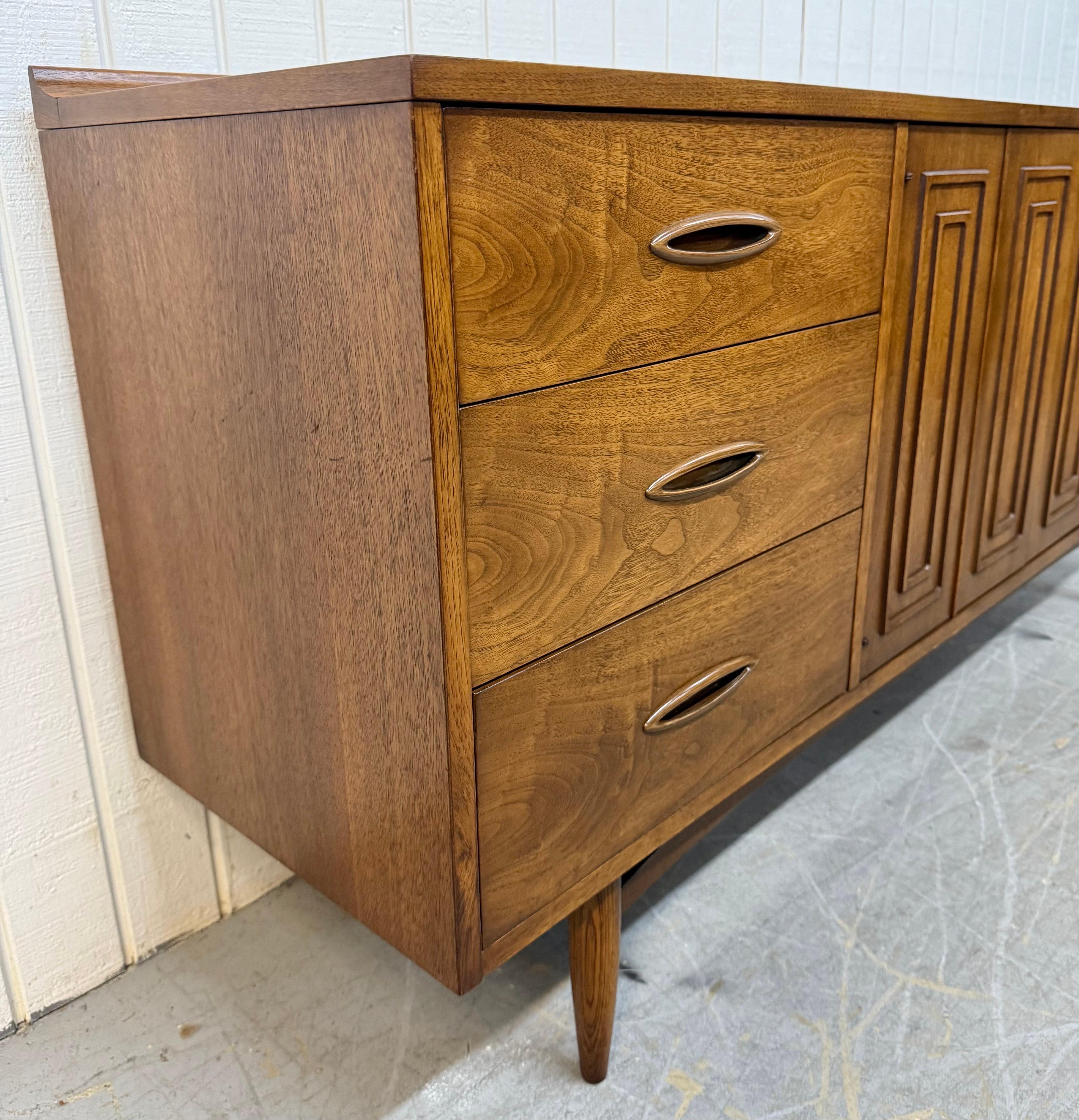 Commode en noyer à 9 tiroirs de style moderne du milieu du siècle dernier en vente 11