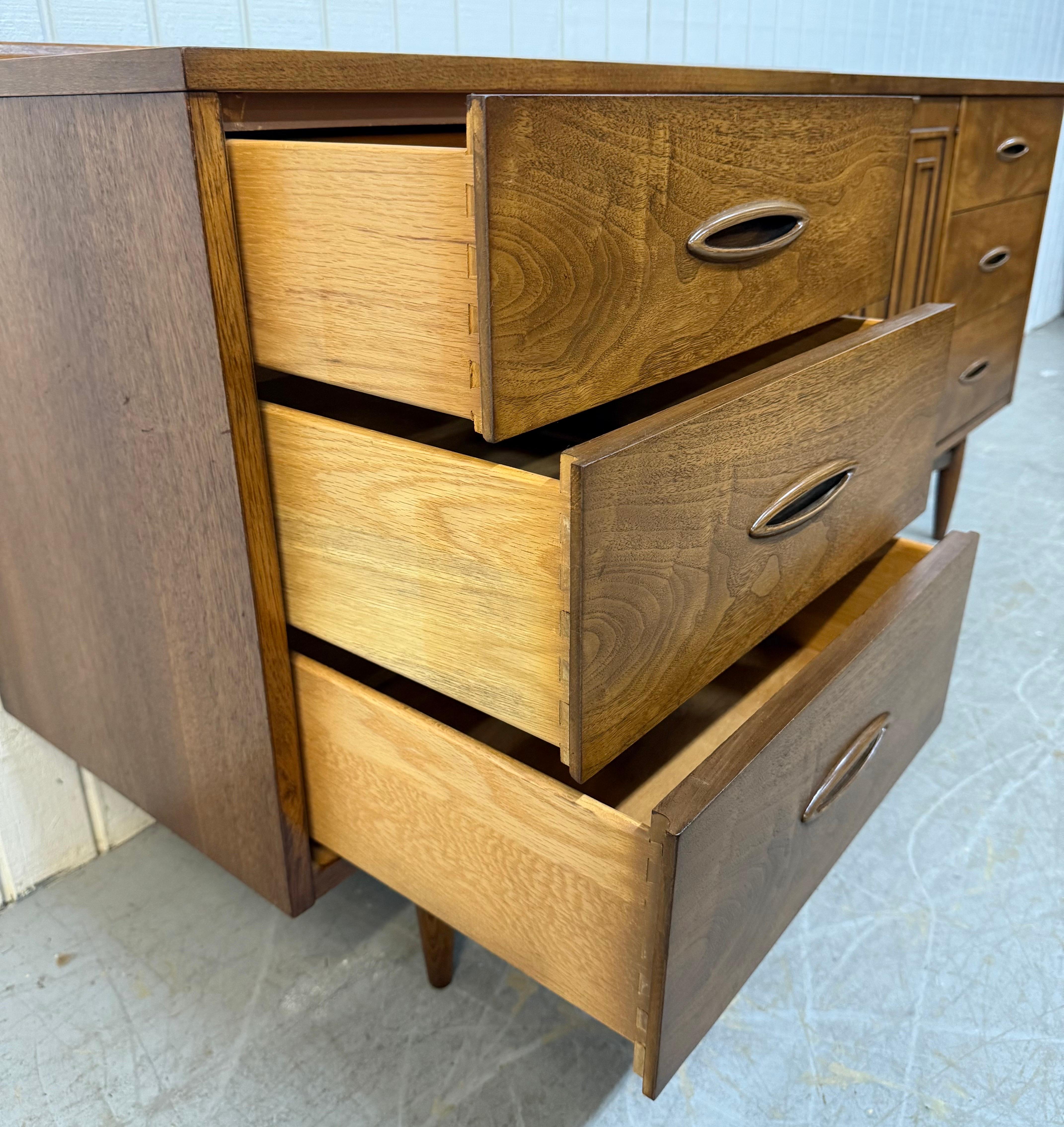 Commode en noyer à 9 tiroirs de style moderne du milieu du siècle dernier en vente 12