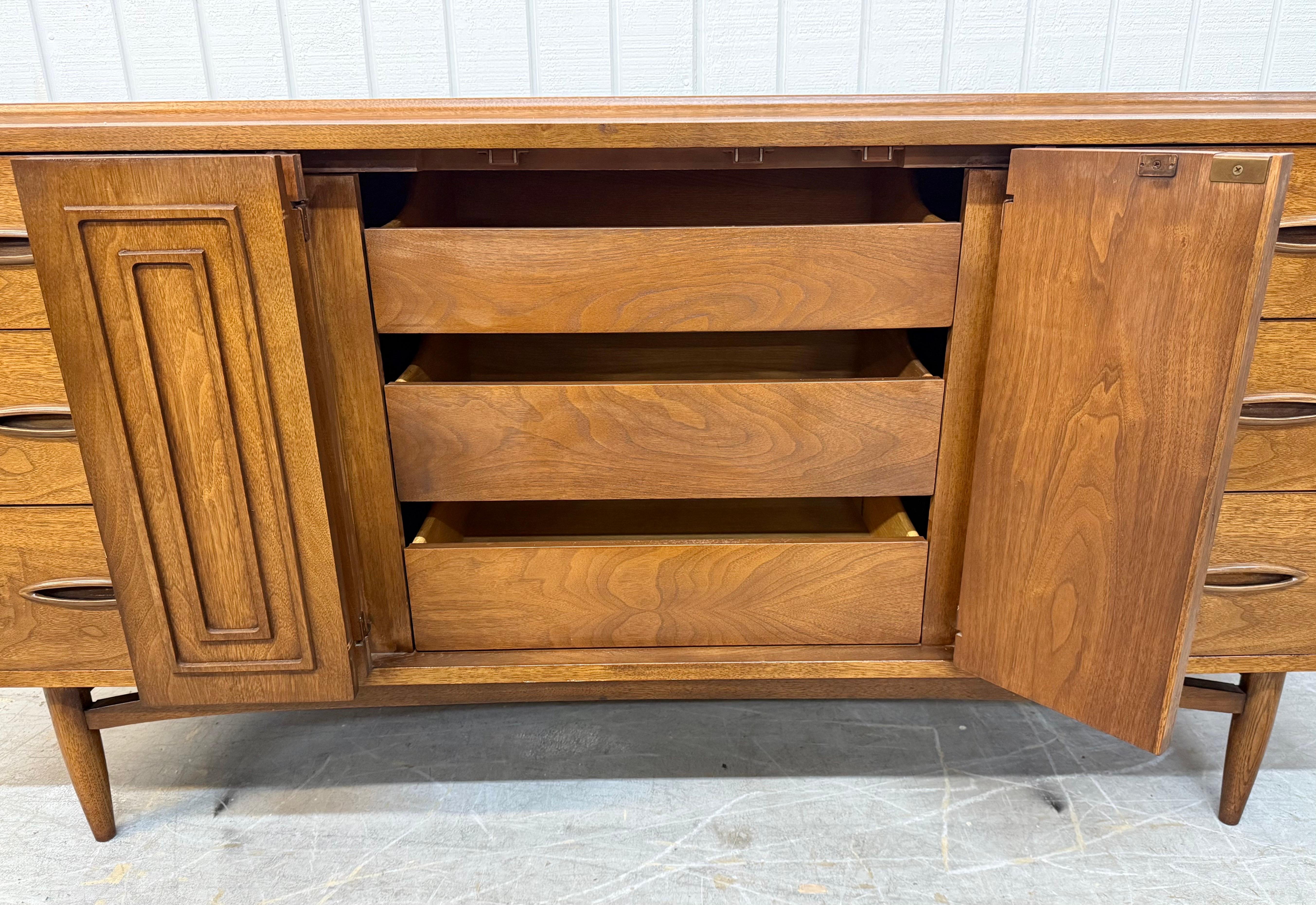 Commode en noyer à 9 tiroirs de style moderne du milieu du siècle dernier en vente 13