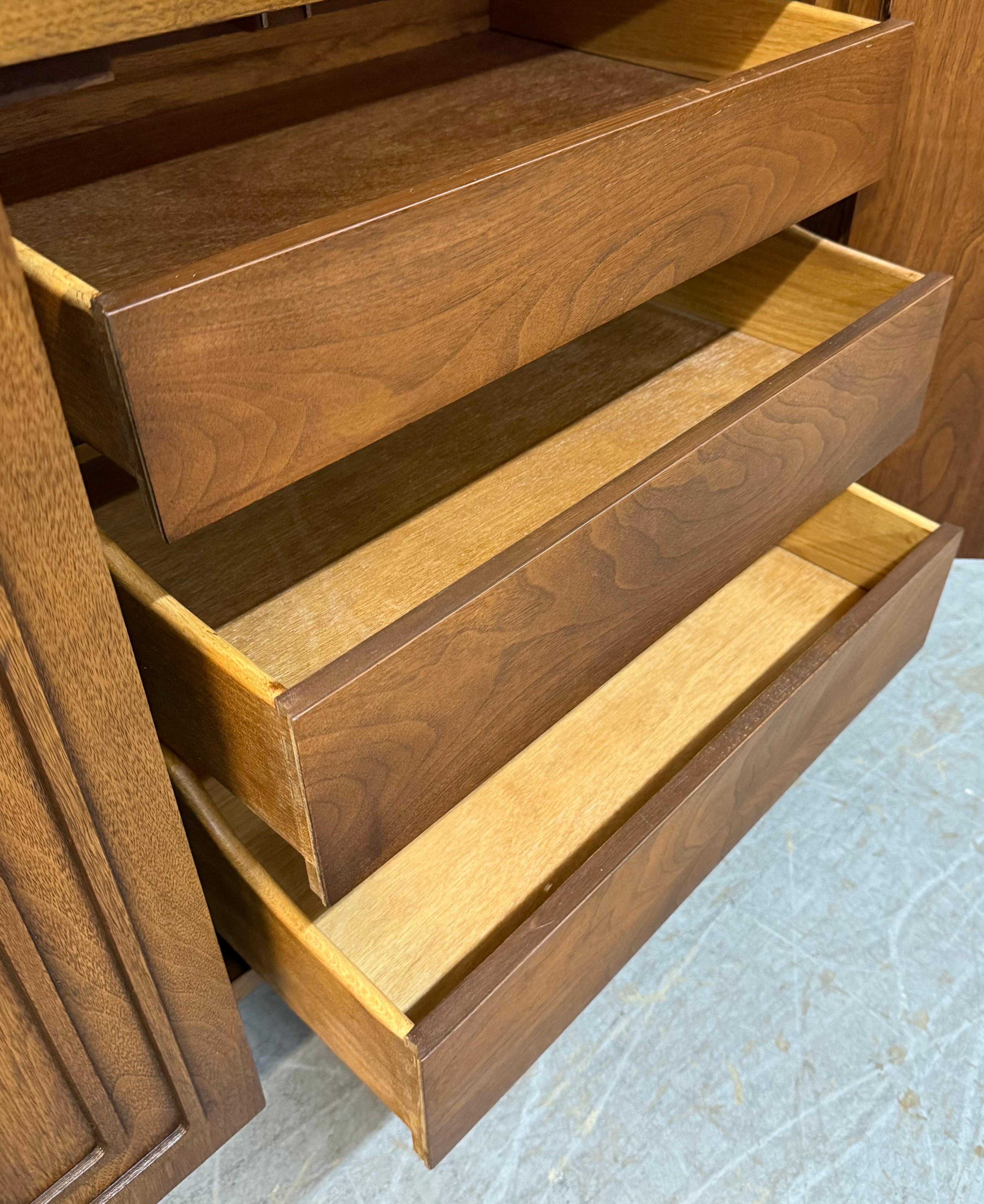 Commode en noyer à 9 tiroirs de style moderne du milieu du siècle dernier en vente 14