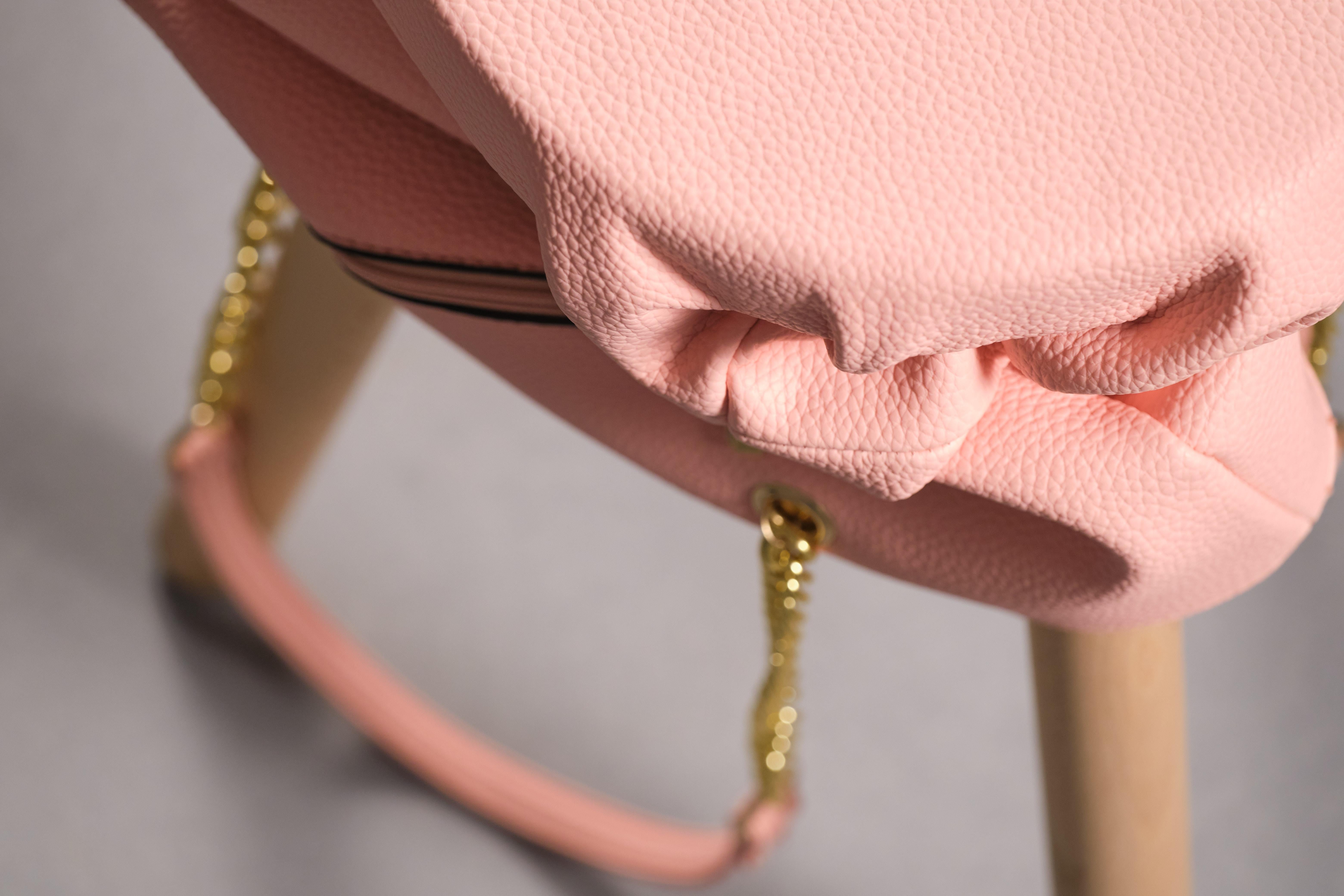 Tabouret bas FB 2 en Wood Wood recyclé avec accents de sacs à bouts ronds roses par Curro Claret Neuf - En vente à Barcelona, ES