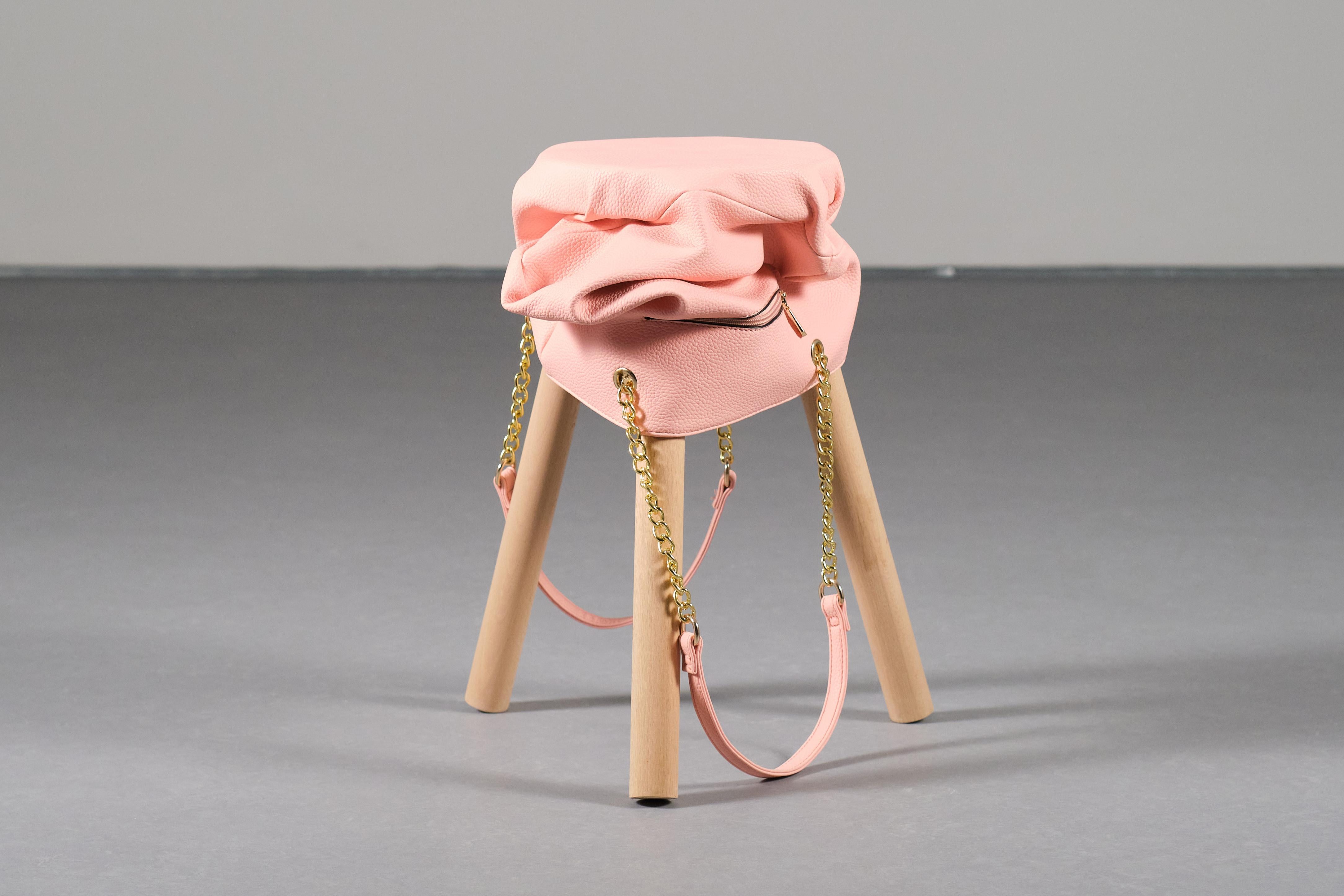 Tabouret bas FB 2 en bois recyclé avec sac Knock-Off rose par Curro Claret.
Ce tabouret fait partie de la collection FB de Collectional Claret - une série de tabourets créés à partir de bois recyclé, du connecteur métallique T300 caractéristique et