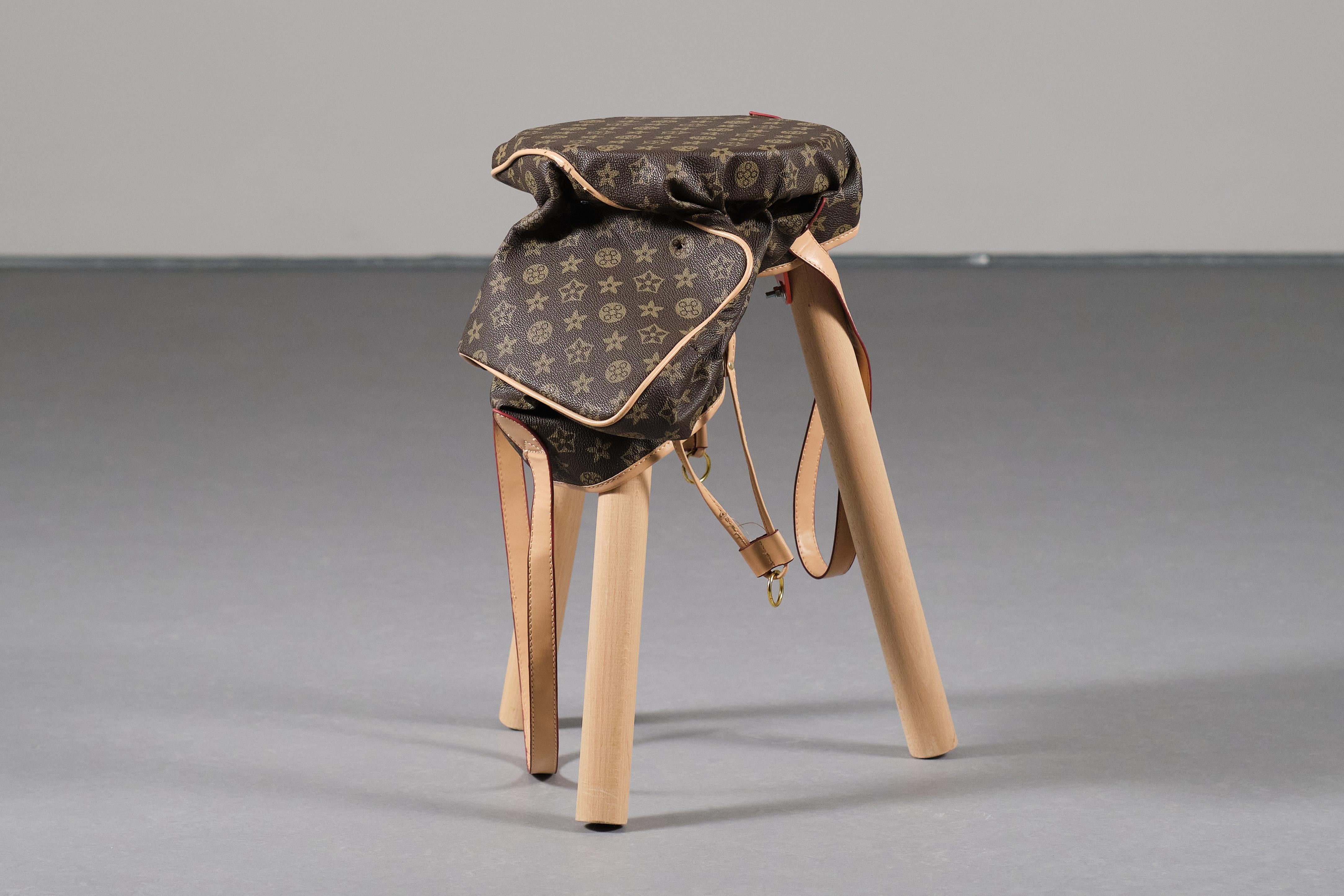 Tabouret bas FB 1 en bois recyclé avec sac Louis Vuitton Knock-Off par Curro Claret.
Ce tabouret fait partie de la collection FB de Collectional Claret - une série de tabourets créés à partir de bois recyclé, du connecteur métallique T300