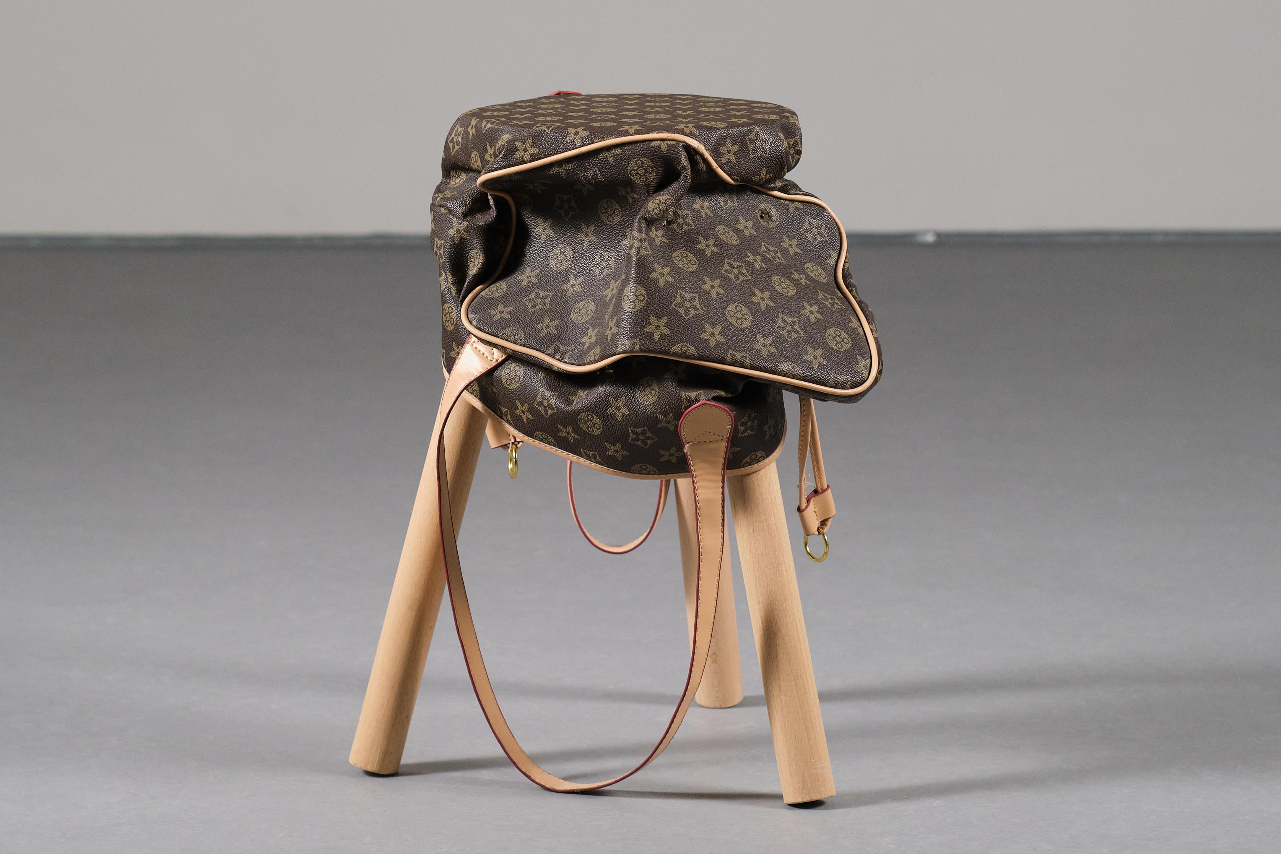 Espagnol Tabouret bas FB 1 en Wood Wood récupéré avec sac Knock-Off en faux cuir par Curro Claret en vente