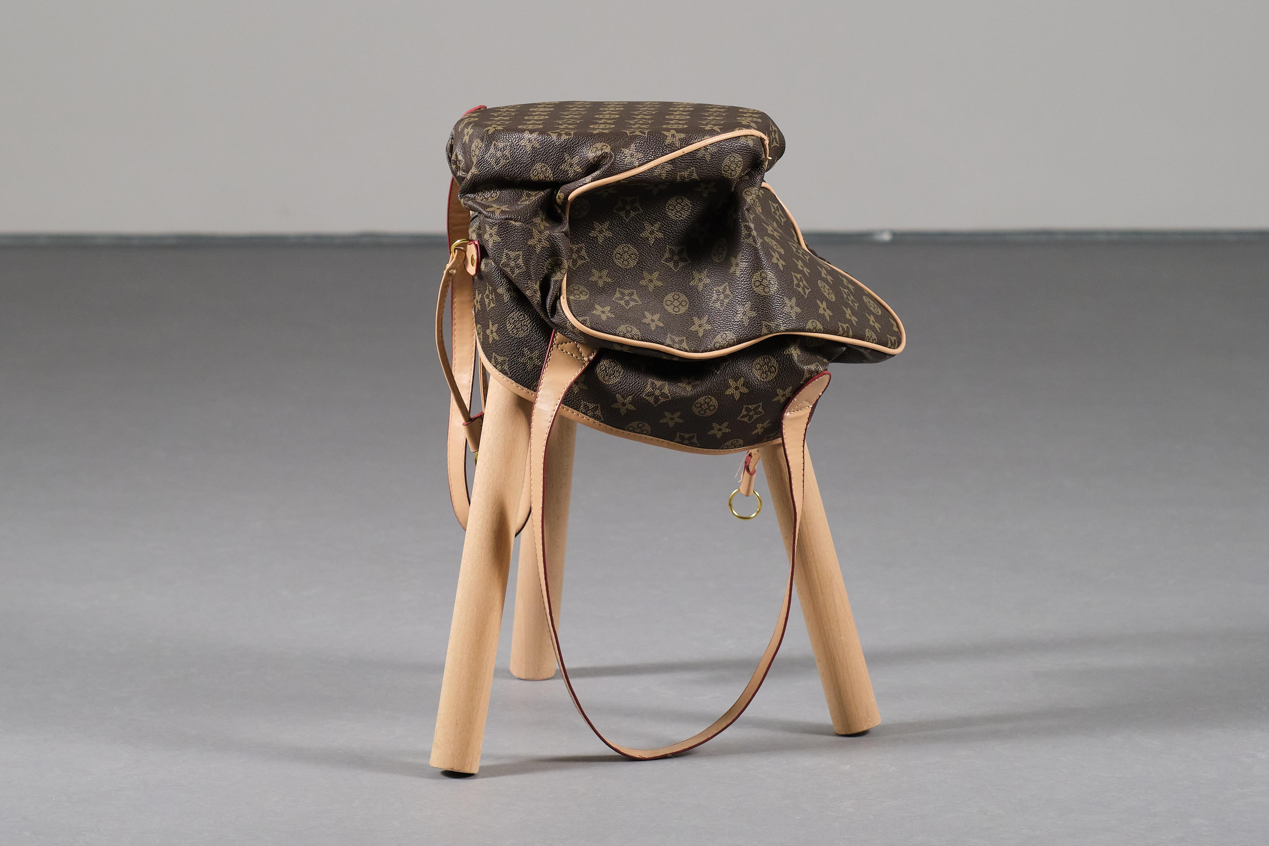 Fait main Tabouret bas FB 1 en Wood Wood récupéré avec sac Knock-Off en faux cuir par Curro Claret en vente
