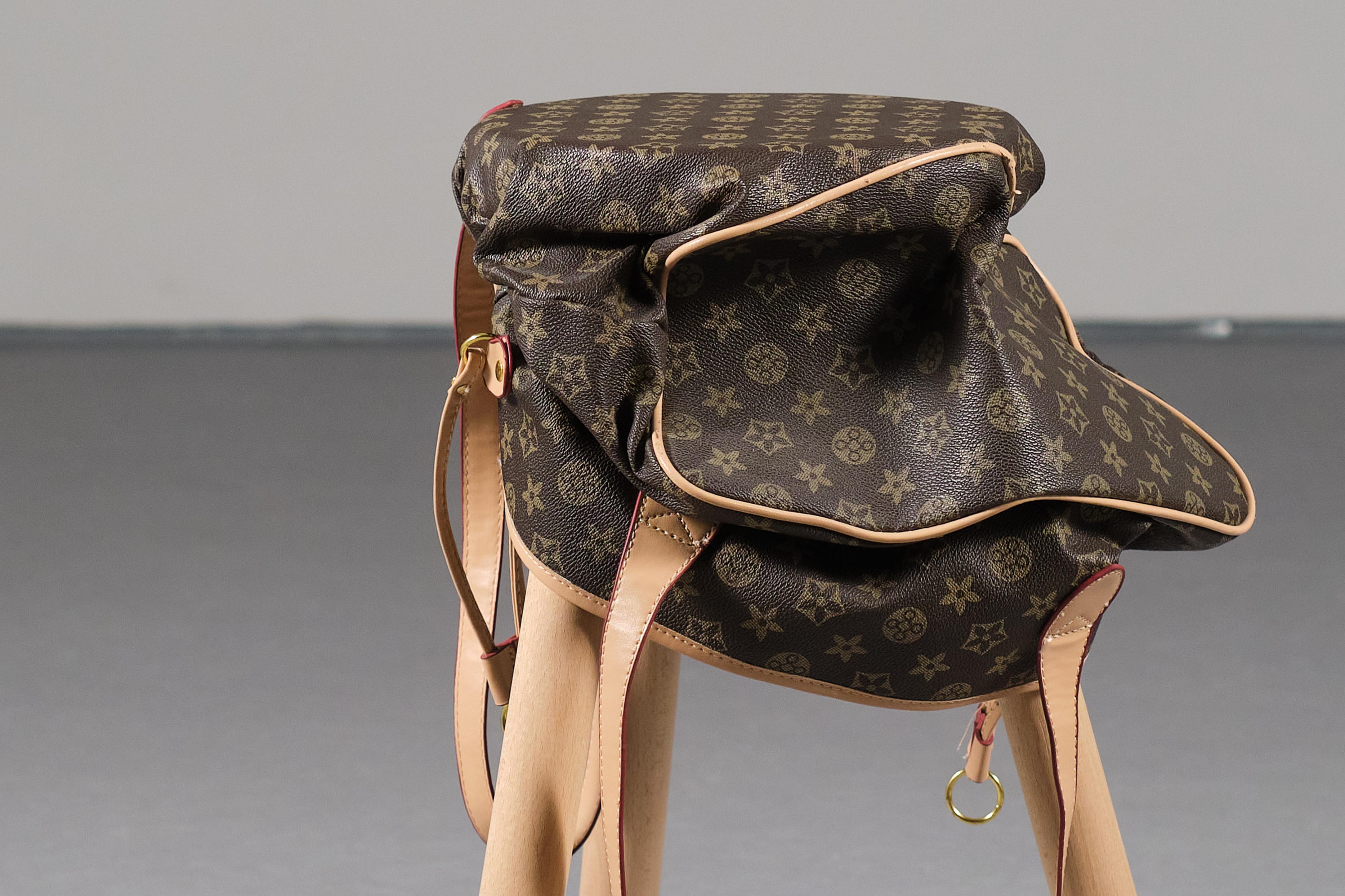 Tabouret bas FB 1 en Wood Wood récupéré avec sac Knock-Off en faux cuir par Curro Claret en vente 1