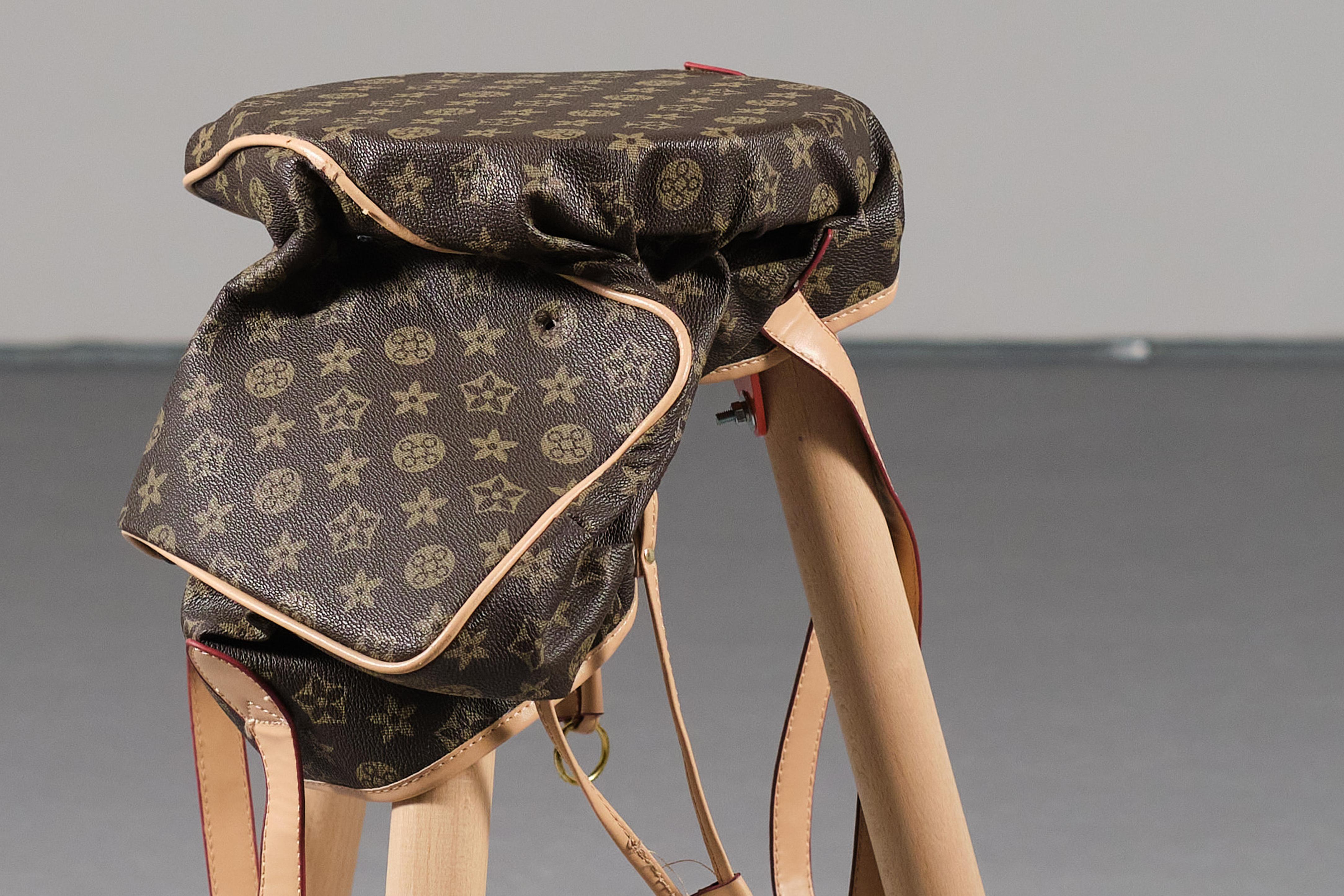 Tabouret bas FB 1 en Wood Wood récupéré avec sac Knock-Off en faux cuir par Curro Claret en vente 2