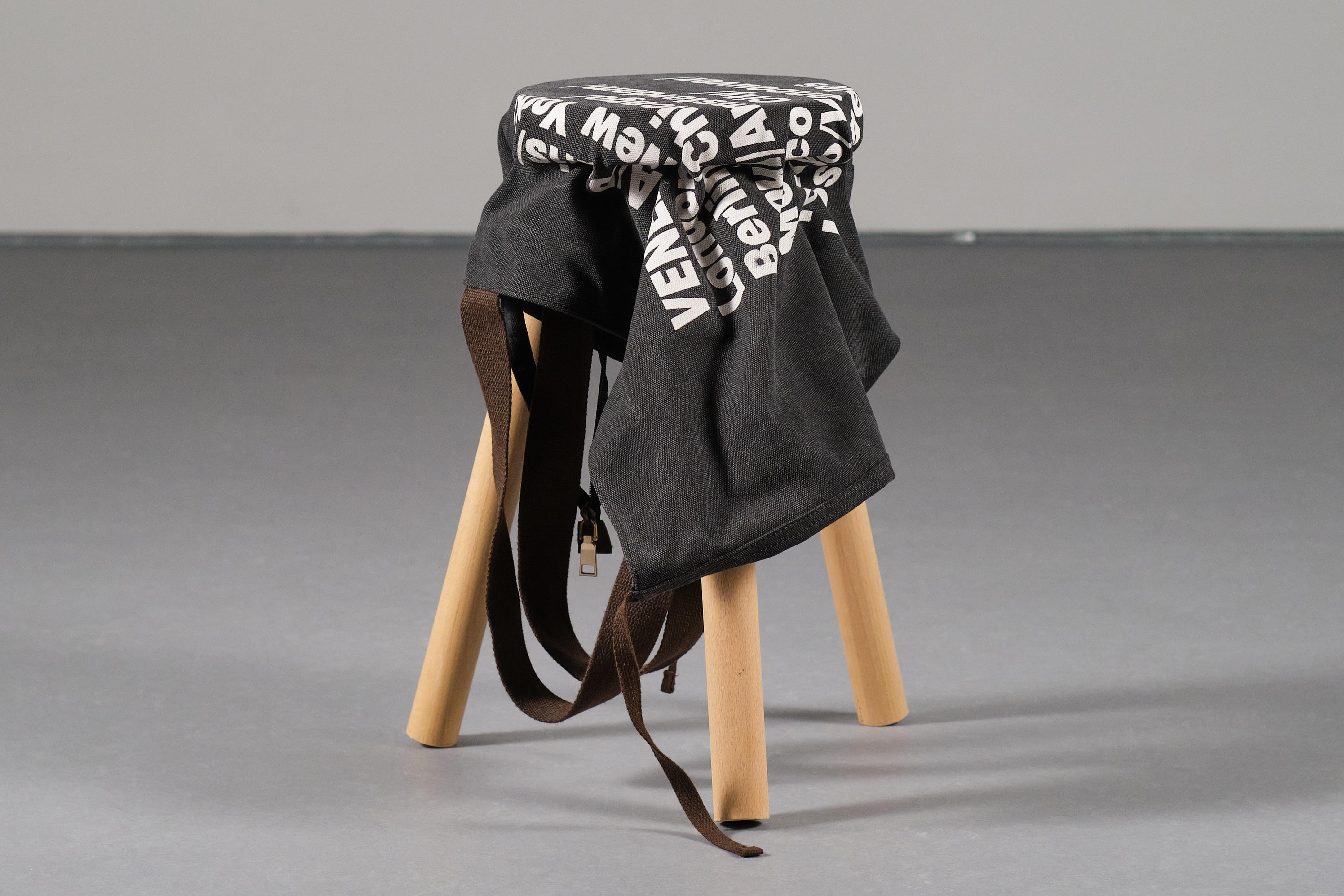 Ce tabouret design unique fait partie de la collection FB de Curro Claret - une série de tabourets durables fabriqués à partir de bois de récupération, du connecteur métallique T300 caractéristique et de tissus de bannières de rue recyclés récupérés