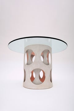 Mesa escultural de cerámica esmaltada con tapa de cristal, obra de la artista Rosa Cortiella