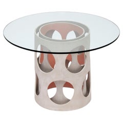 Mesa escultural de cerámica esmaltada con tapa de cristal, obra de la artista Rosa Cortiella