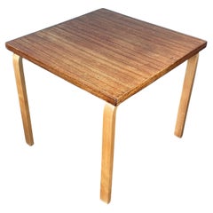 Alvar Aalto Quadratischer Esstisch mit L-Beinen aus den 1950er Jahren. Artek Finnland