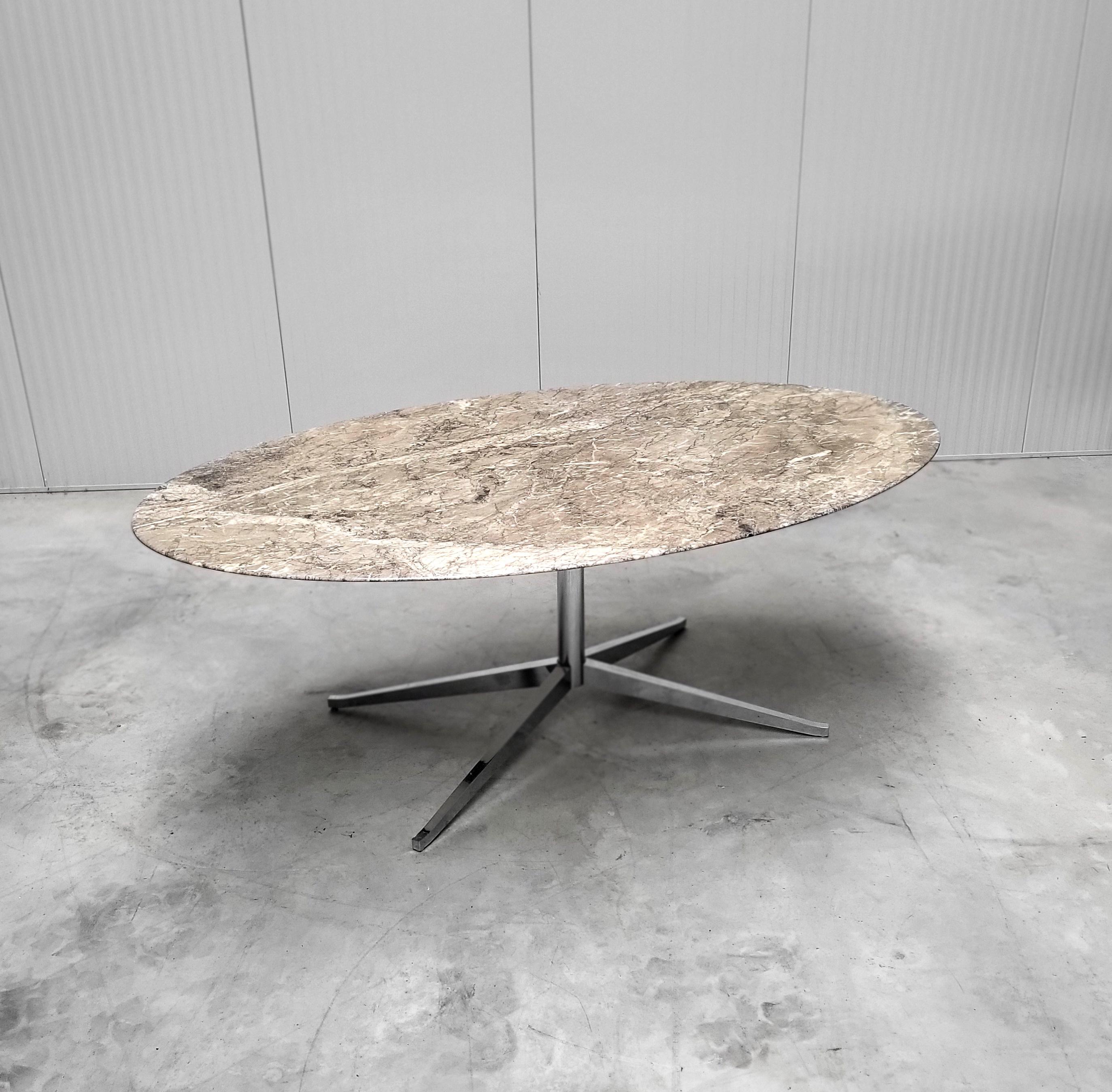 Fine and very nice oval tulip dining table by Florence Knoll for Knoll International.

The marble has an amazing structure and this example comes in a very good condition.
The marble hasn´t any chips or damage.

The table was made in the 1970s and