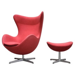 Poltrona Egg e pouf bicolore rosso di Arne Jacobsen per Fritz Hansen 2012