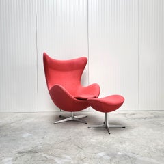Poltrona Egg e pouf bicolore rosso di Arne Jacobsen per Fritz Hansen 2012