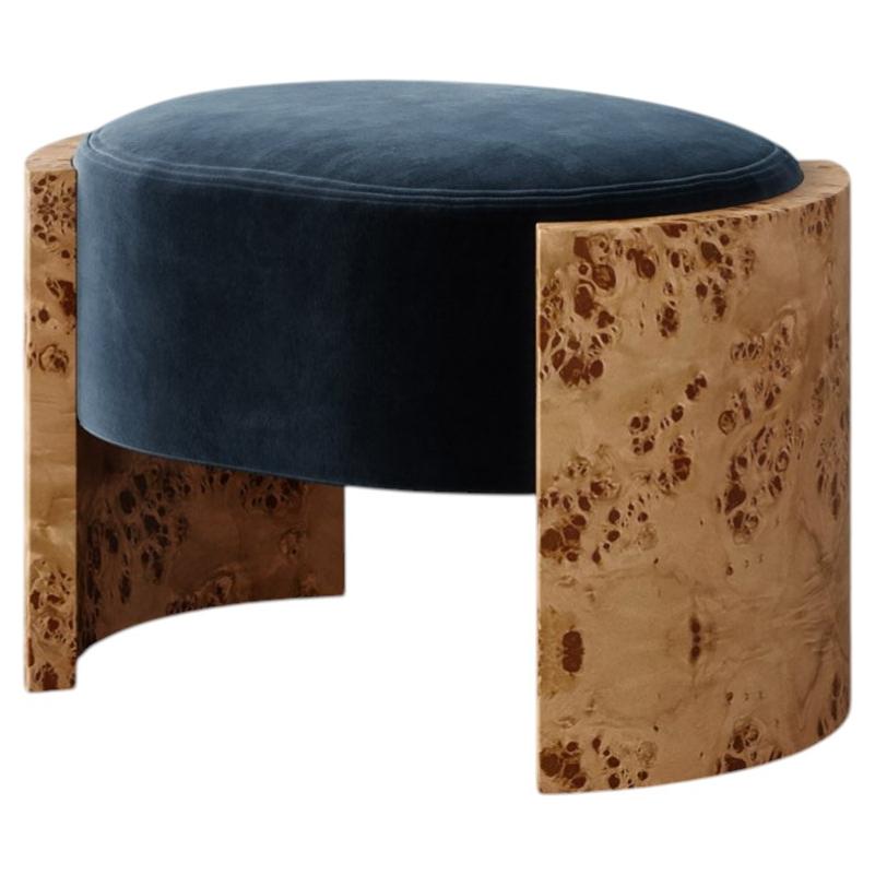 Pouf Benoit personalizzato da 28" in legno di radica, rivestito in morbido velluto, di Christiane Lemieux