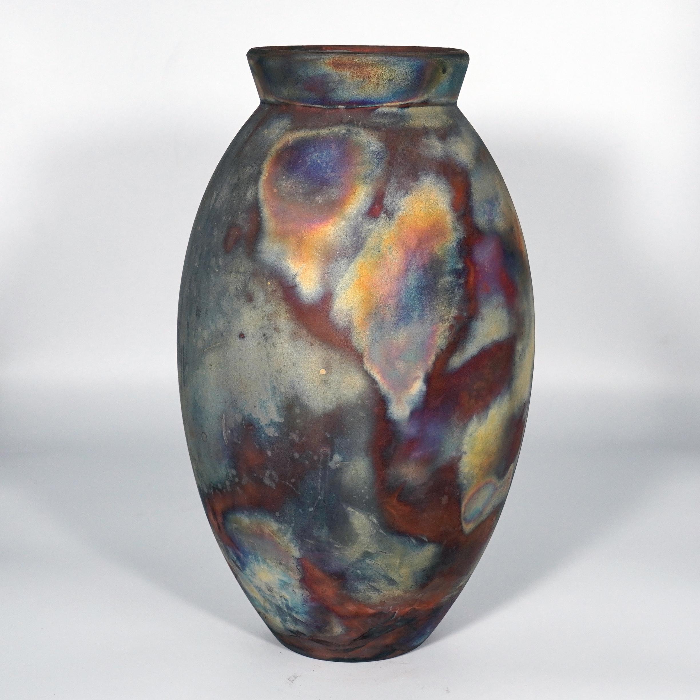 Uno spettacolo ipnotico da ammirare non appena le patine arcobaleno catturano la tua attenzione. Il Vaso Ovale è un vaso alto a forma di goccia, ideale per aggiungere un tocco di eleganza e di curiosità a uno spazio interno. Realizzato con la
